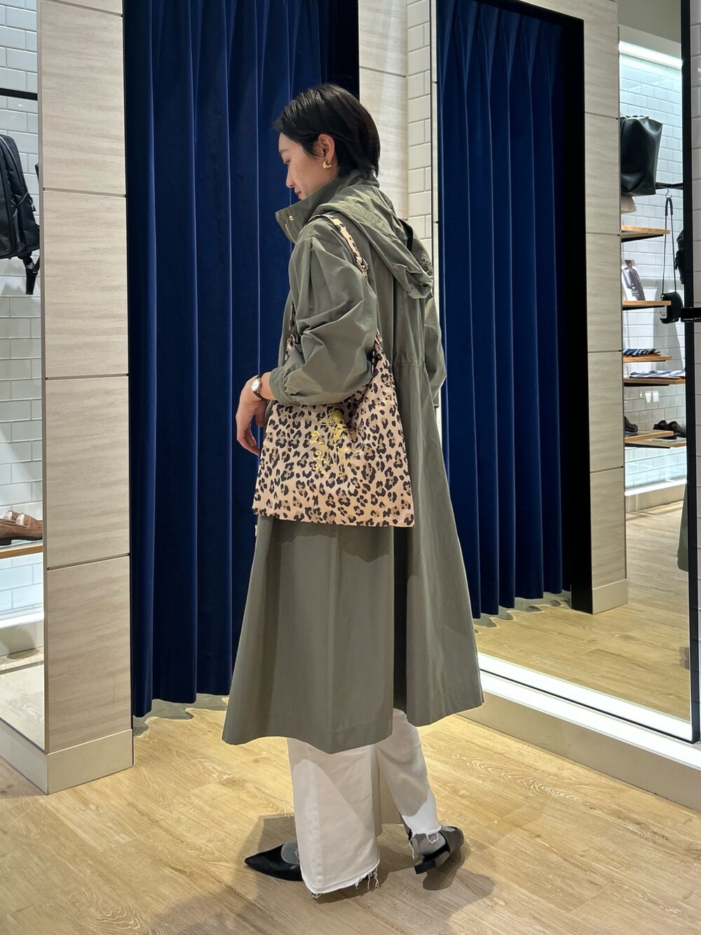 「NOLLEY'S、カーキ、カーキアウター、春コーデ、春アウター、ポロニット、白パンツ、白デニム、フレアデニム、デニム、デニムコーデ、レオパード、大人カジュアル、大人かわいい、高身長女子」｜「NOLLEY’S Sophiの《手洗い可能》ポロ衿プルオーバーニット（ニット/セーター、グレー系）」を使った、fukudaさん（レディース・170cm）の冬コーディネートの6枚目の写真