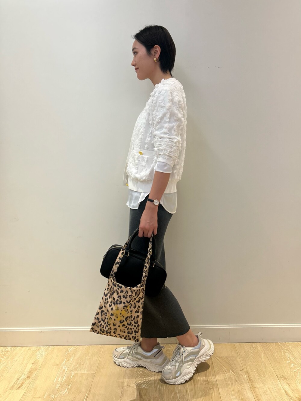 「NOLLEY'S、ジャガード、ジャガードニット、カーディガン、春コーデ、春コート、タイトスカート、ニットスカート、スニーカー、スニーカーコーデ、高身長女子、高身長コーデ、ショートヘア、大人カジュアル」｜「Rie Millerの《手洗い可能》カットジャガード金ボタンカーディガン（カーディガン/ボレロ、ホワイト系）」を使った、fukudaさん（レディース・170cm）の冬コーディネートの4枚目の写真