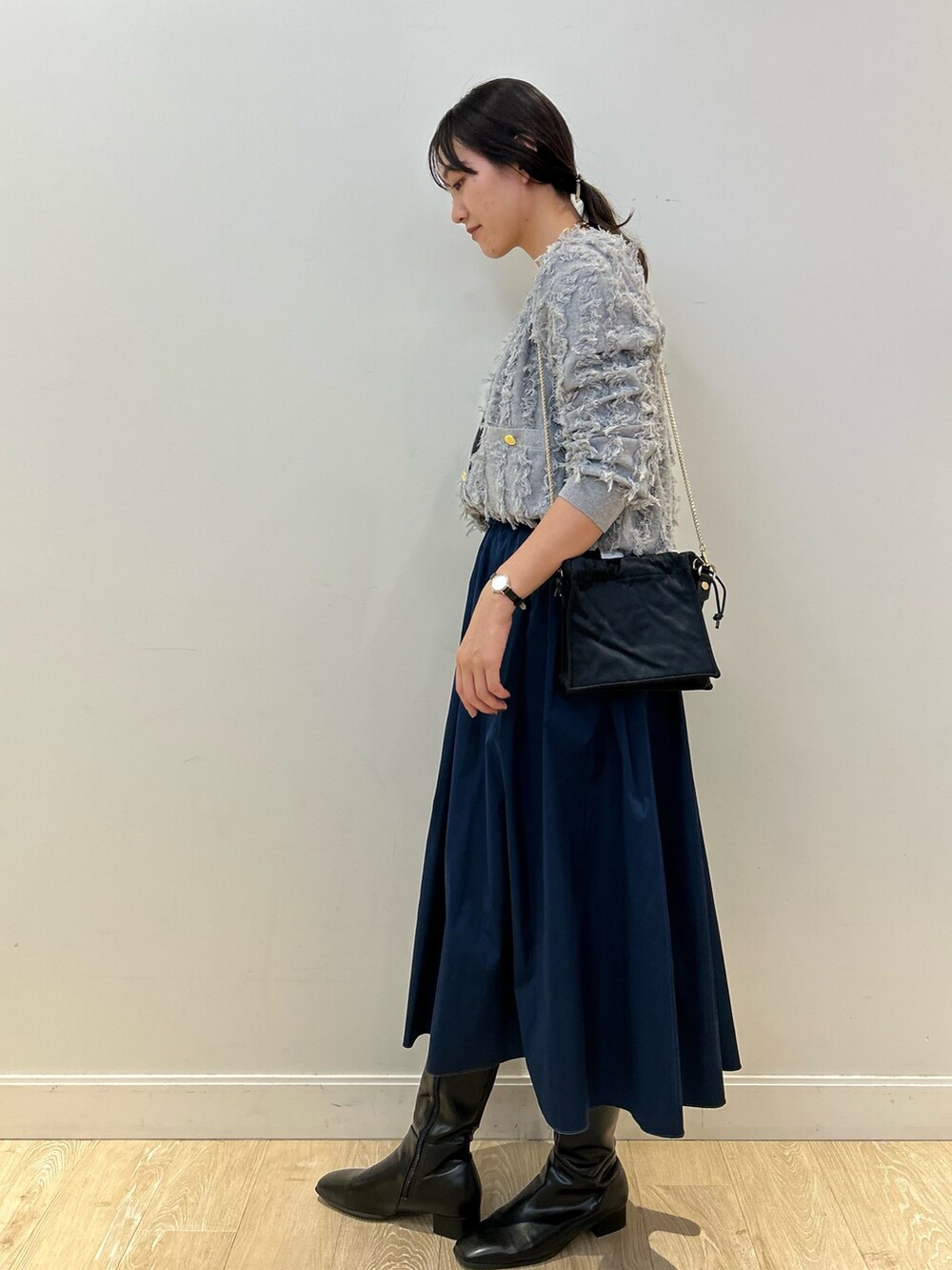 「NOLLEY'S、ジャガード、カーディガン、タフタスカート、リバーシブル、秋コーデ、大人かわいい、スカートスタイル、ロングブーツ、大人カジュアル、高身長女子、高身長コーデ」｜「NOLLEY’Sの【WEB限定カラーあり】ウォッシャブルリバーシブルタフタスカート（スカート、ブルー系）」を使った、fukudaさん（レディース・170cm）の秋コーディネートの4枚目の写真