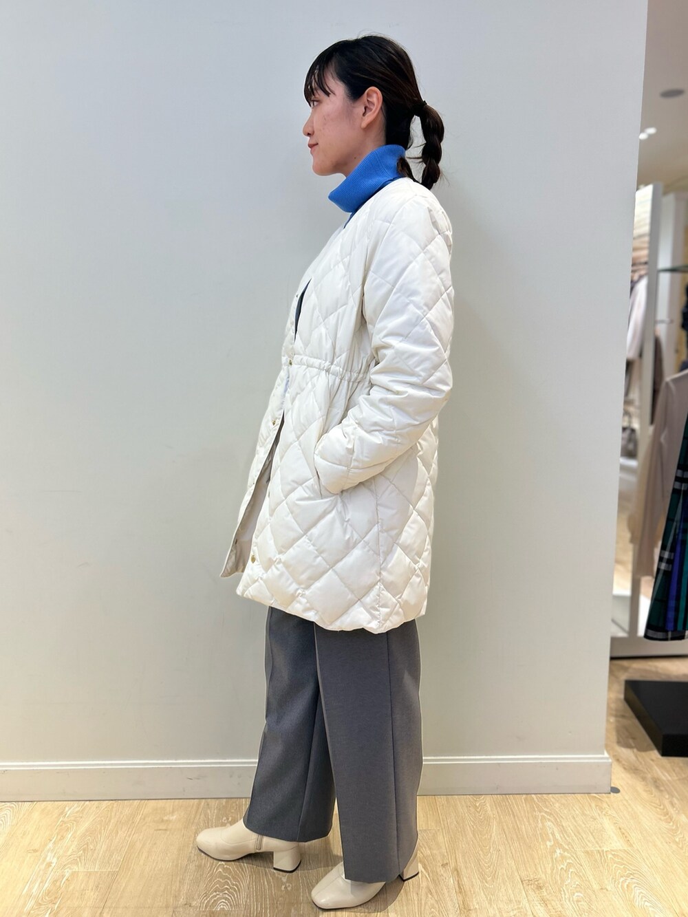 「NOLLEY'S、TAION、ブルーニット、きれいめカジュアル、ワイドパンツ、休日スタイル、キレイめ、冬コーデ、ダウン、高身長女子、高身長コーデ」｜「NOLLEY’Sのウォッシャブルイージーワイドパンツ（その他パンツ、グレー系）」を使った、fukudaさん（レディース・170cm）の冬コーディネートの3枚目の写真