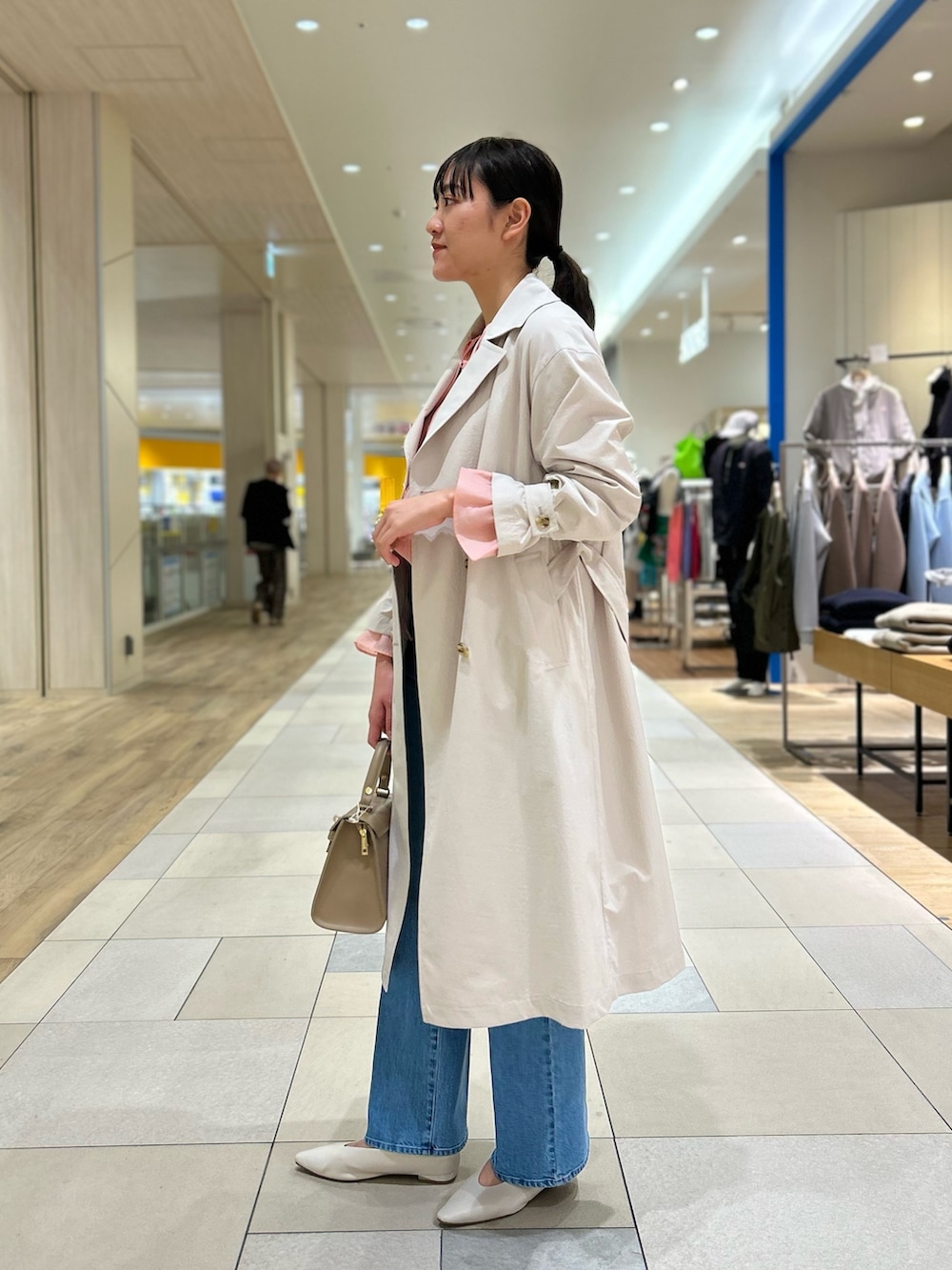「NOLLEY'S、シアートップス、トレンチコート、春アウター、ピンクコーデ、シアー、デニム、デニムパンツ、きれいめカジュアル、高身長女子、高身長コーデ」｜「Rie Millerのセンタープレスハイウエストデニム（デニムパンツ、ブルー系）」を使った、fukudaさん（レディース・170cm）の春コーディネートの3枚目の写真