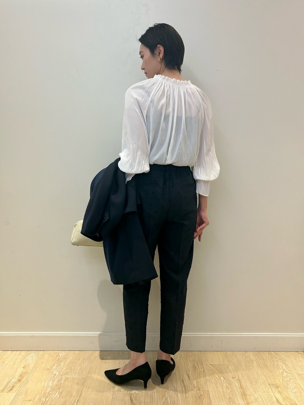 「セレモニー、オケージョン、フリルトップス、フリルブラウス、ドットパンツ、ジャガード、春コート、コート、きれいめ、大人可愛い、テーパードパンツ、高身長女子、高身長コーデ、ショートヘア」｜「NOLLEY’Sの《セットアップ対応》ウォッシャブルドットツッキリツータックテーパードパンツ（その他パンツ、ブルー系）」を使った、fukudaさん（レディース・170cm）の冬コーディネートの4枚目の写真