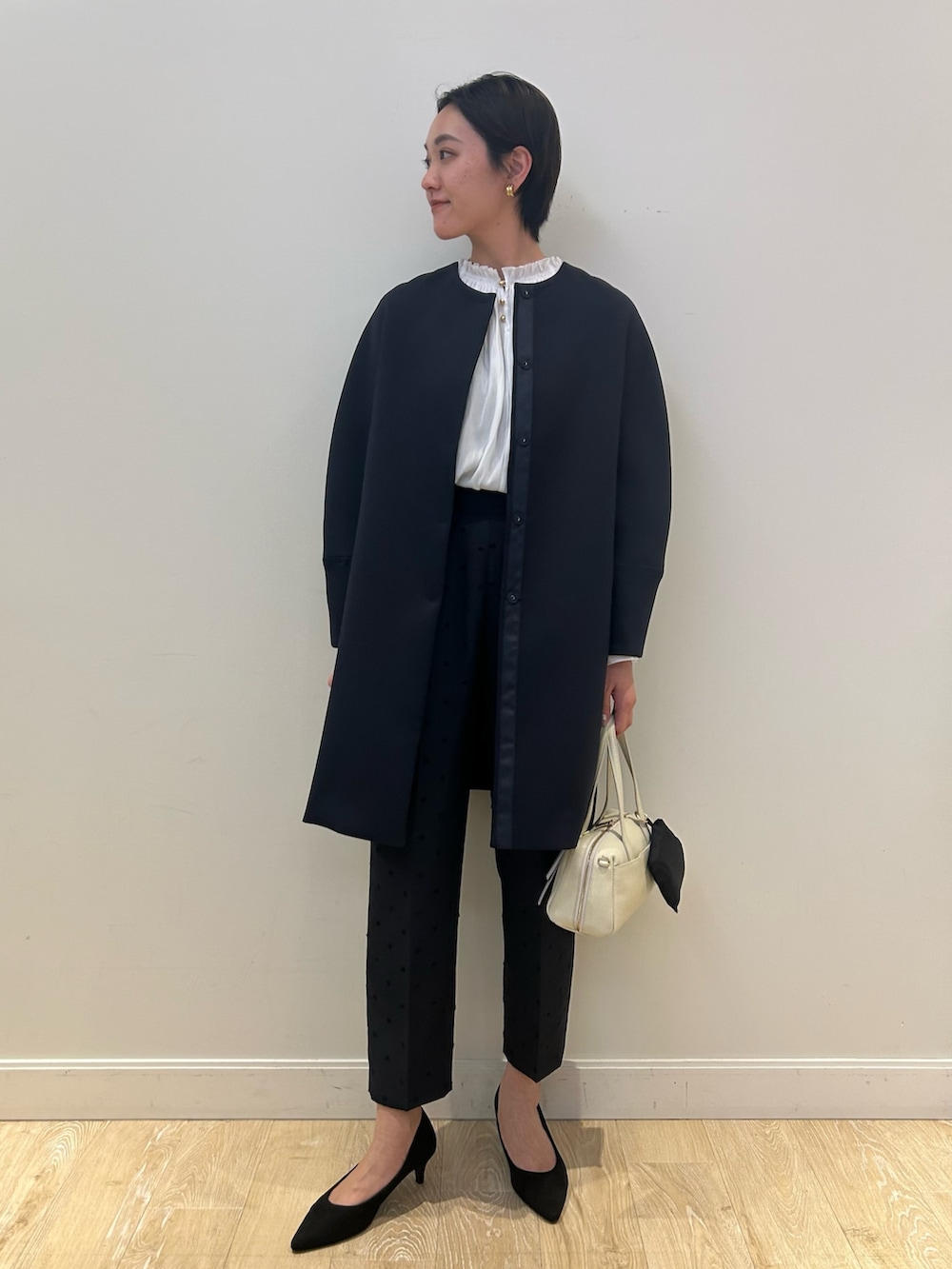 「セレモニー、オケージョン、フリルトップス、フリルブラウス、ドットパンツ、ジャガード、春コート、コート、きれいめ、大人可愛い、テーパードパンツ、高身長女子、高身長コーデ、ショートヘア」｜「NOLLEY’Sの《セットアップ対応》ウォッシャブルドットツッキリツータックテーパードパンツ（その他パンツ、ブルー系）」を使った、fukudaさん（レディース・170cm）の冬コーディネートの7枚目の写真