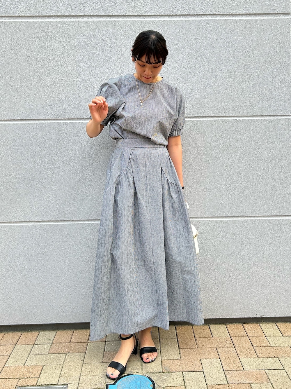 「NOLLEY'S、セットアップ、お出かけコーデ、サッカー素材、ポコポコ、ロングスカート、夏コーデ、高身長女子、高身長コーデ」｜「NOLLEY’Sの《セットアップ対応》ポコポコサッカースカート（スカート、グレー系）」を使った、fukudaさん（レディース・170cm）の夏コーディネートの2枚目の写真