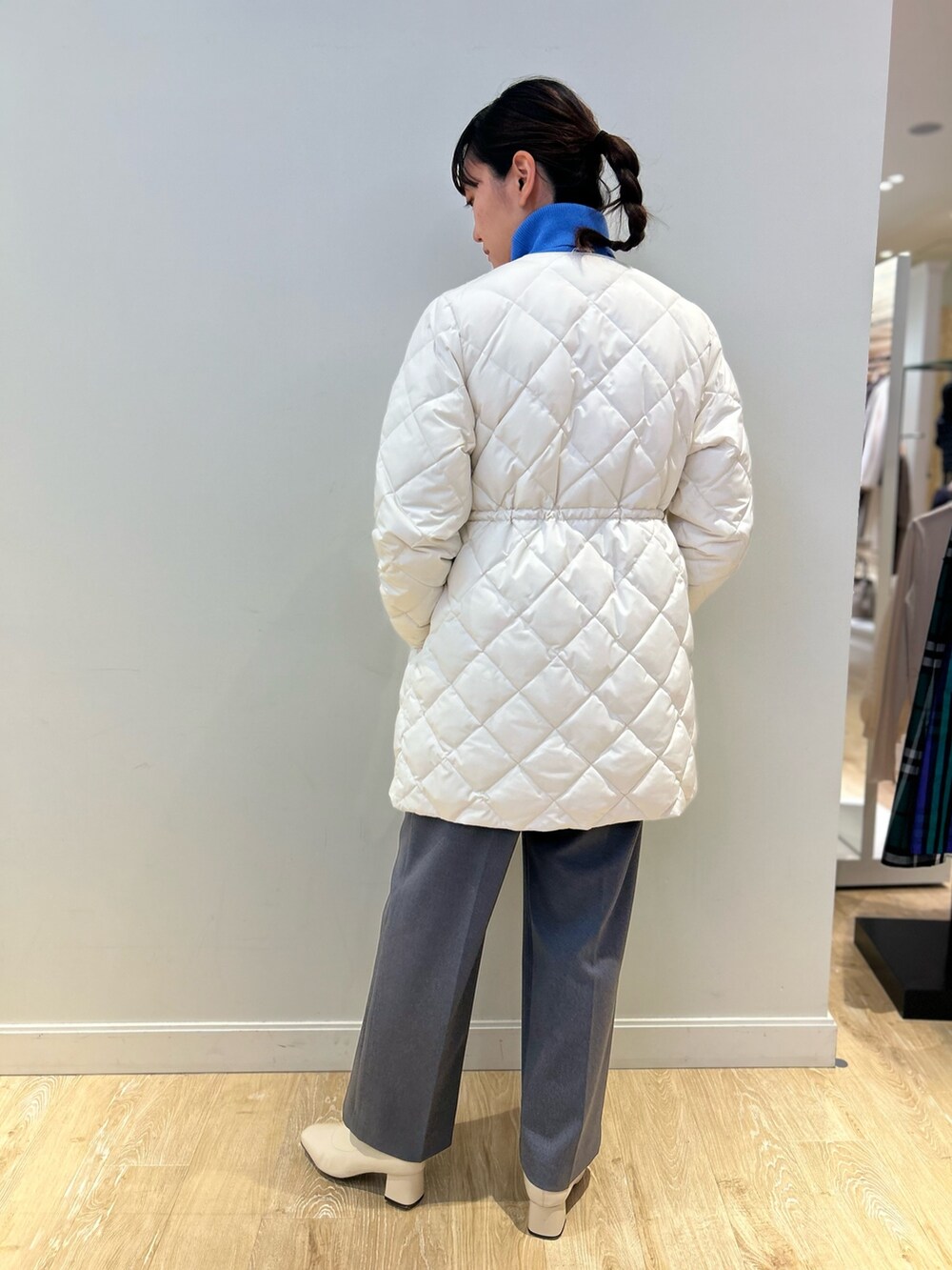 「NOLLEY'S、TAION、ブルーニット、きれいめカジュアル、ワイドパンツ、休日スタイル、キレイめ、冬コーデ、ダウン、高身長女子、高身長コーデ」｜「NOLLEY’Sのウォッシャブルイージーワイドパンツ（その他パンツ、グレー系）」を使った、fukudaさん（レディース・170cm）の冬コーディネートの4枚目の写真