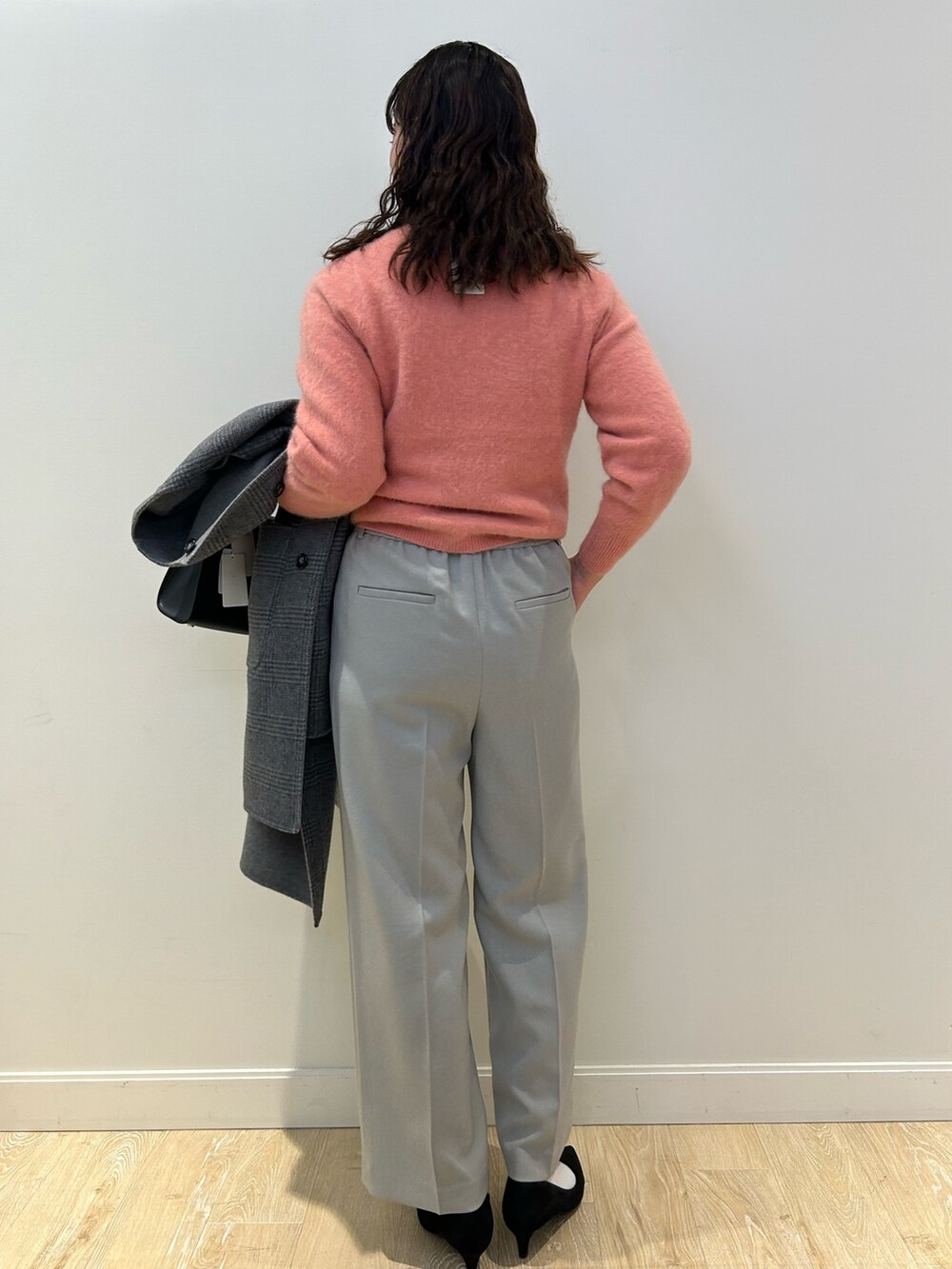 「NOLLEY'S、リバーシブル、ピンクニット、グレー、グレーコーデ、キレイめ、レイヤードスタイル、高身長女子、高身長コーデ」|「NOLLEY’Sのウォッシャブルイージーワイドパンツ(その他パンツ、グレー系)」を使った、fukudaさん(レディース・170cm)の秋コーディネートの6枚目の写真