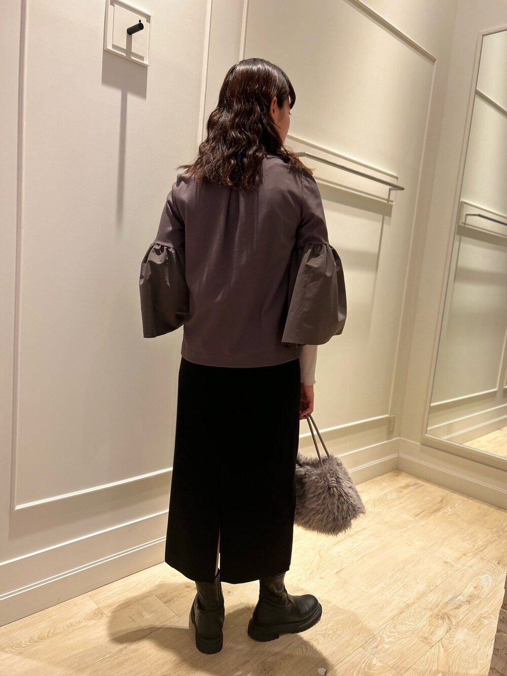 「NOLLEY'S、シアートップス、きれいめカジュアル、タイトスカート、休日スタイル、袖フリル、秋コーデ、レイヤードスタイル、高身長女子、高身長コーデ」｜「NOLLEY’Sのカールエコファーバッグ（ショルダーバッグ、グレー系）」を使った、fukudaさん（レディース・170cm）の秋コーディネートの5枚目の写真