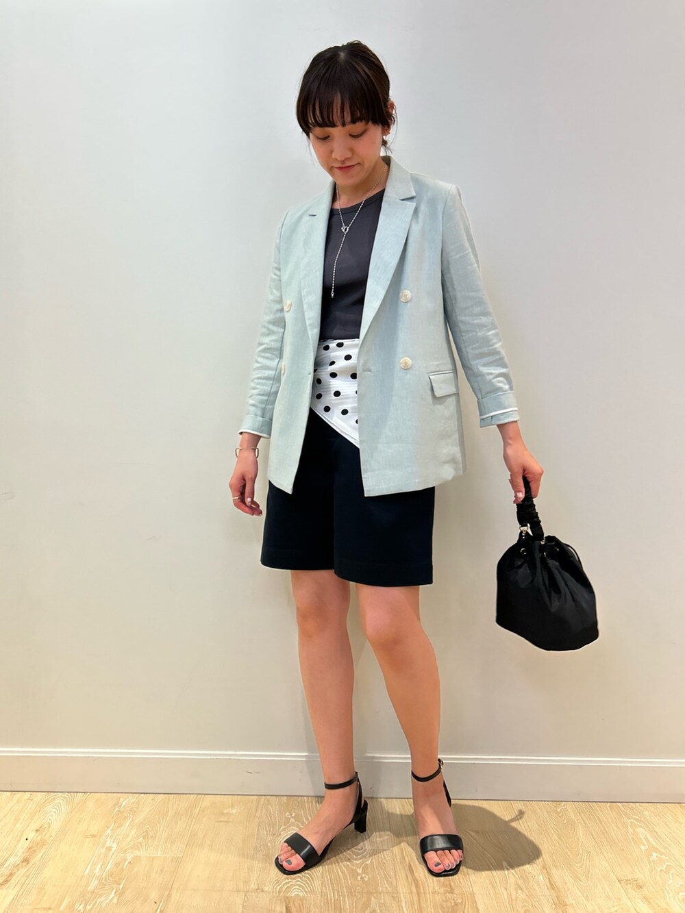 「NOLLEY'S、きれいめコーディネート、ショートパンツ、スカーフ、ジャケット、ジャケットスタイル、春夏コーデ、春コーデ、グリーンジャケット、高身長女子、高身長コーデ」|「NOLLEY’SのライスボールY字2wayネックレス(ネックレス、シルバー系)」を使った、fukudaさん(レディース・170cm)の春コーディネートの3枚目の写真