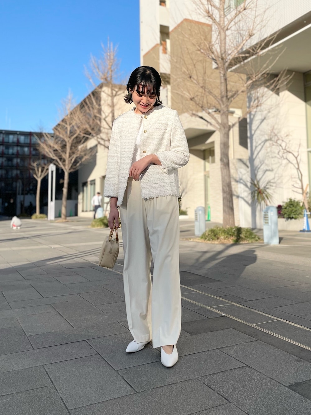 「ノーリーズ、NOLLEY'S、セレモニーコーデ、ハレの日、ツィードジャケット、ツィード、タックワイドパンツ、オールホワイト、ワントーンコーデ、オンオフ兼用、白パンプス、春コーデ、高身長女子、高身長コーデ」｜「NOLLEY’Sの《手洗い可能》配色リブ8分袖プルオーバーニット（ニット/セーター、ホワイト系）」を使った、fukudaさん（レディース・170cm）の冬コーディネートの3枚目の写真