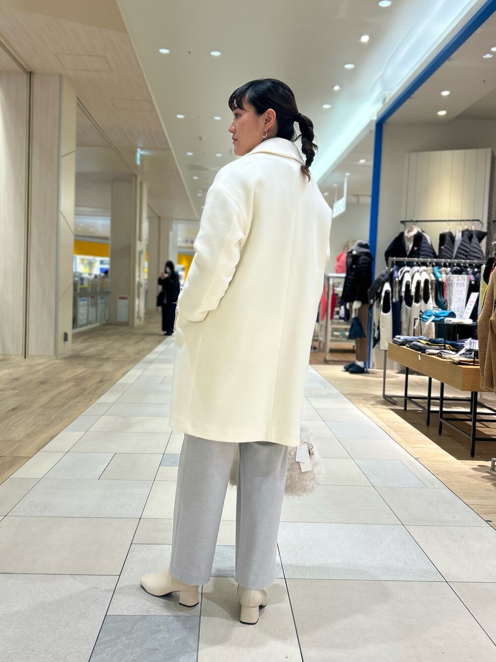 「NOLLEY'S、大人かわいい、ターコイズブルー、きれいめカジュアル、ワイドパンツ、グレー、レイヤードスタイル、重ね着、ハーフコート、高身長女子、高身長コーデ」｜「NOLLEY’Sのパールボタンシャツ（シャツ/ブラウス、ホワイト系）」を使った、fukudaさん（レディース・170cm）の冬コーディネートの7枚目の写真