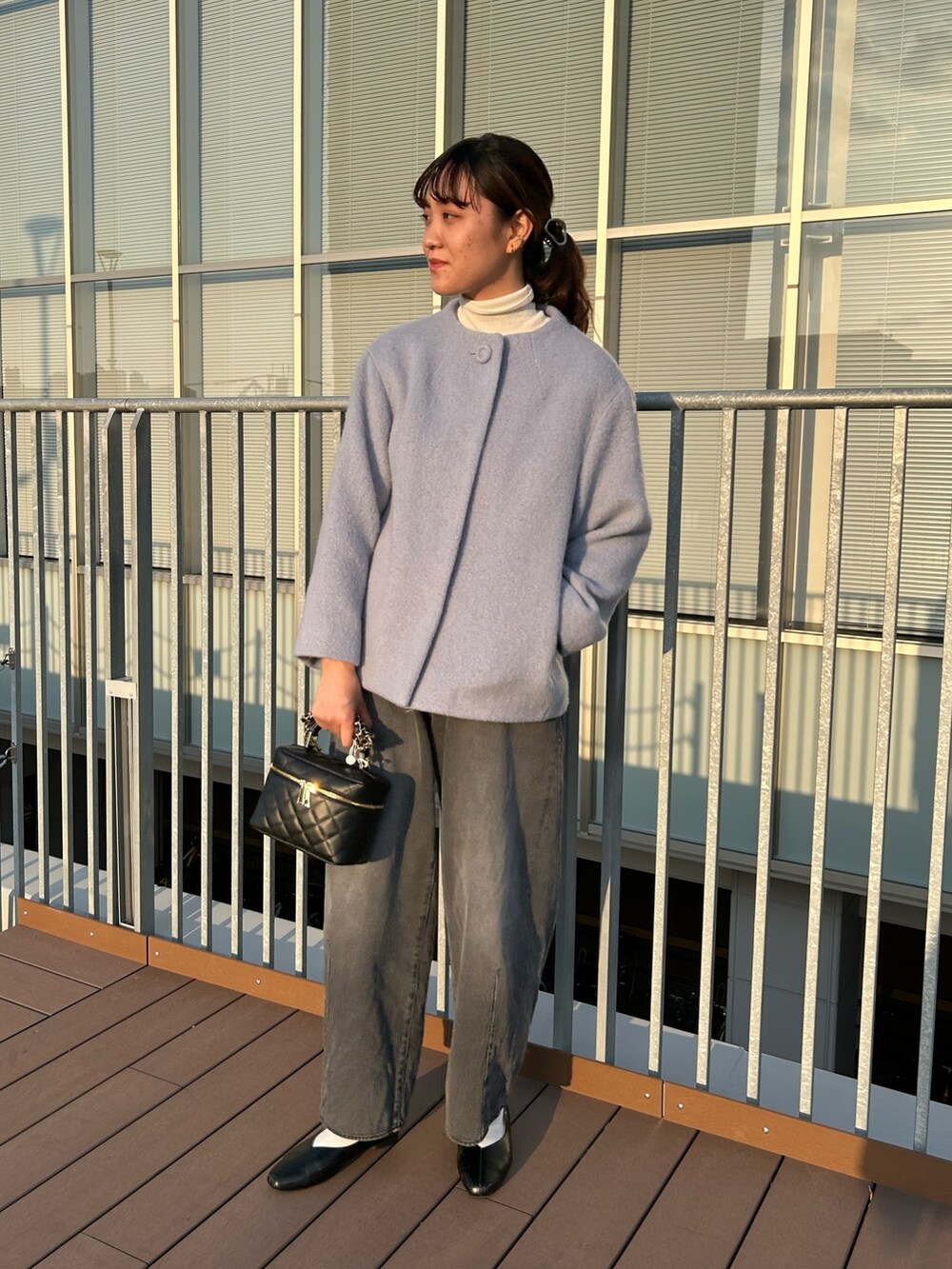 「NOLLEY'S、シャギーコート、ショートコート、ブルーコーデ、デニム、白タートルネック、オトナカワイイ、お出かけコーデ、高身長女子、高身長コーデ」｜「Rie Millerのハイウエストバギーデニム（デニムパンツ、ブラック系）」を使った、fukudaさん（レディース・170cm）の秋コーディネートの2枚目の写真