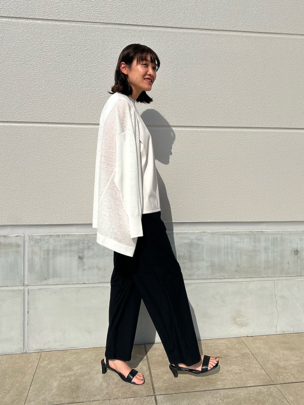 「NOLLEY'S、オフィススタイル、キレイめ、ハンサムコーデ、ストレッチパンツ、ＵＶカット、アクティブ、ノースリーブ、メッシュバッグ、通勤コーデ、リラックススタイル、高身長女子、高身長コーデ」｜「NOLLEY’Sの◇【WEB限定】アクティビティシリーズ《高機能素材》UVカットタックワイドパンツ（その他パンツ、ブラック系）」を使った、fukudaさん（レディース・170cm）の夏コーディネートの3枚目の写真