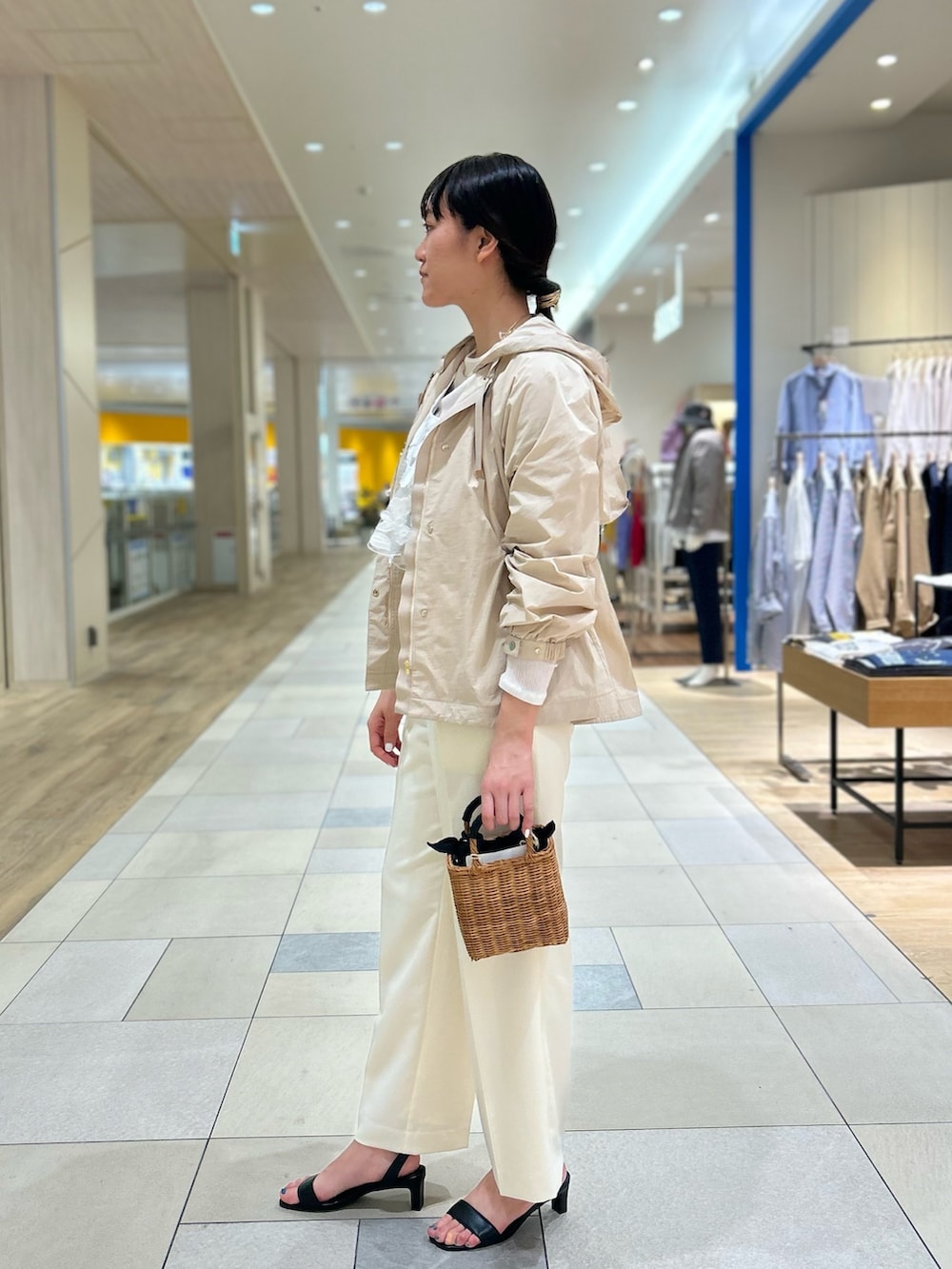 「NOLLEY'S、ベージュ、ワントーンコーデ、ホワイトコーデ、オトナカワイイ、春アウター、マウンテンパーカー、レース、ワイドパンツ、キレイめ、高身長女子、高身長コーデ」｜「NOLLEY’Sのウォッシャブル愛されイージータックワイドパンツ（その他パンツ、ホワイト系）」を使った、fukudaさん（レディース・170cm）の春コーディネートの4枚目の写真