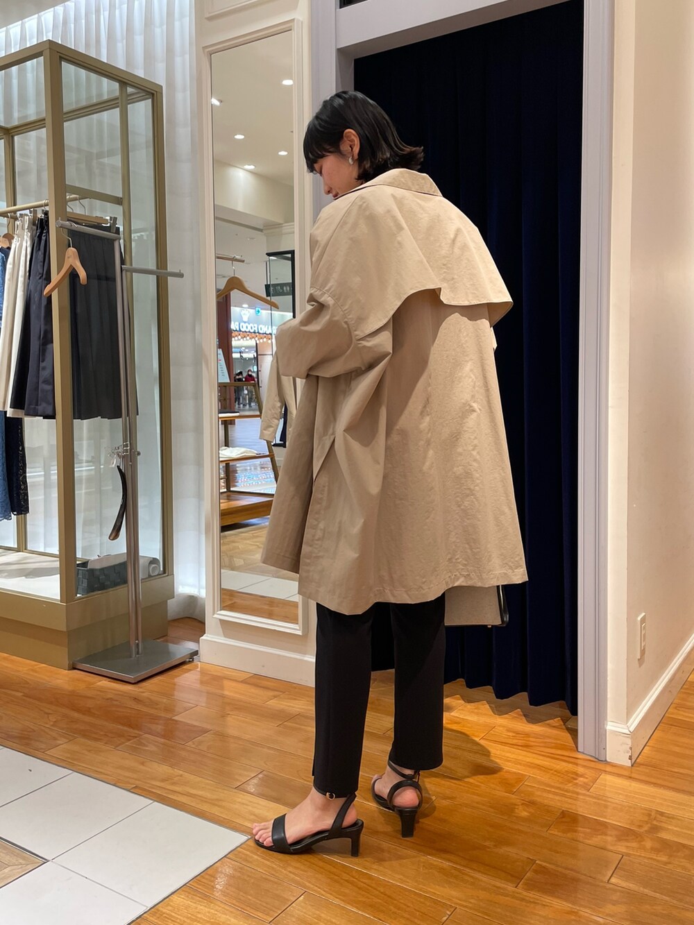 「NOLLEY'S、撥水加工、ビッグシルエット、春アウター、大人カジュアル、スリットパンツ、和紙ニット、ゆるニット、マンパ、レイヤードスタイル、高身長女子、高身長コーデ」|「NOLLEY’Sのウォッシャブルカットジョーゼットスリットパンツ(その他パンツ、ブラック系)」を使った、fukudaさん(レディース・170cm)の春コーディネートの6枚目の写真