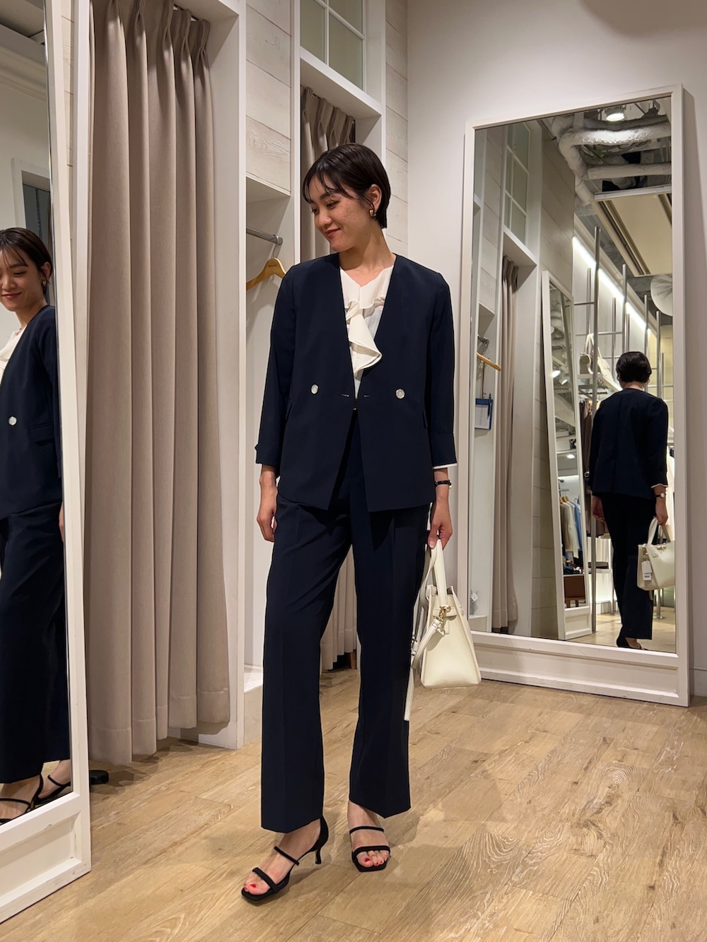 「セットアップ、セットアップスタイル、ジャケット、ジャケットスタイル、お仕事コーデ、ネイビー、フリルトップス、フリルブラウス、きれいめ、高身長女子、高身長コーデ、ショートヘア」｜「NOLLEY’Sの《セットアップ対応》ウォッシャブルドライトロピカルセミワイド美脚パンツ（その他パンツ、ブルー系）」を使った、fukudaさん（レディース・170cm）の春コーディネートの2枚目の写真