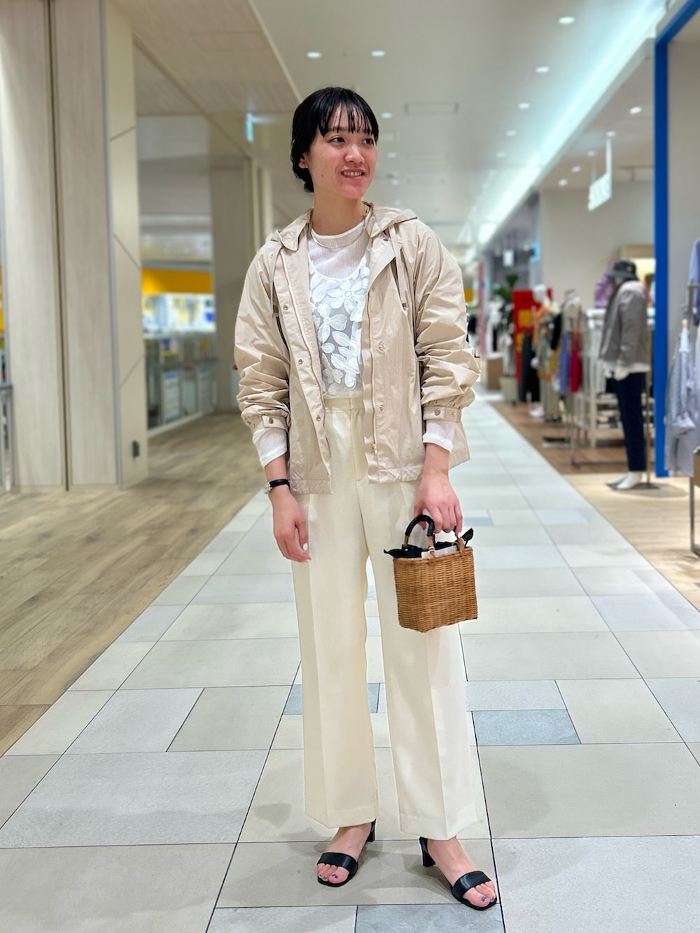 「NOLLEY'S、ベージュ、ワントーンコーデ、ホワイトコーデ、オトナカワイイ、春アウター、マウンテンパーカー、レース、ワイドパンツ、キレイめ、高身長女子、高身長コーデ」｜「NOLLEY’Sのウォッシャブル愛されイージータックワイドパンツ（その他パンツ、ホワイト系）」を使った、fukudaさん（レディース・170cm）の春コーディネートの2枚目の写真
