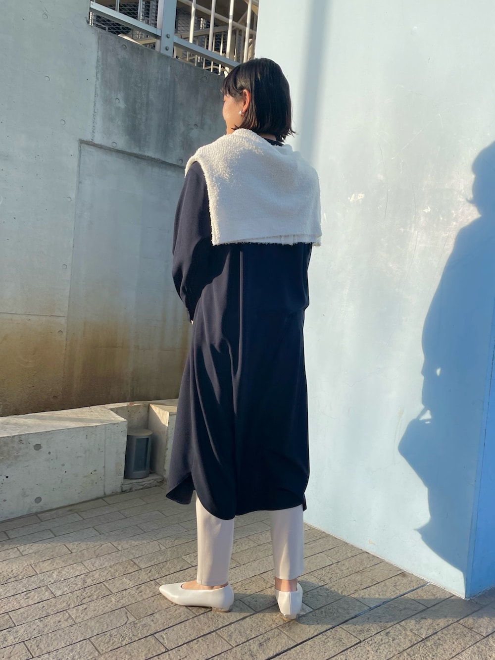 「NOLLEY'S、ノーリーズ、ネイビーワンピース、ストレッチ素材、シャギーニット、コットンニット、レイヤードスタイル、スリットパンツ、ホワイトバッグ、両前カーディガン、春コーデ、高身長女子、高身長コーデ」｜「NOLLEY’Sのレザーボストンバッグ（ボストンバッグ、ホワイト系）」を使った、fukudaさん（レディース・170cm）の冬コーディネートの3枚目の写真