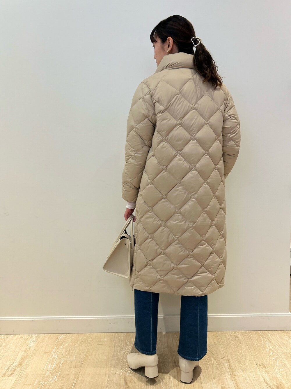 「NOLLEY'S、サーモンピンク、モヘヤニット、TAION、ダウン、デニム、きれいめカジュアル、高身長女子、高身長コーデ」|「Rie Millerのセンタープレスハイウエストデニム(デニムパンツ、ブルー系)」を使った、fukudaさん(レディース・170cm)の冬コーディネートの4枚目の写真