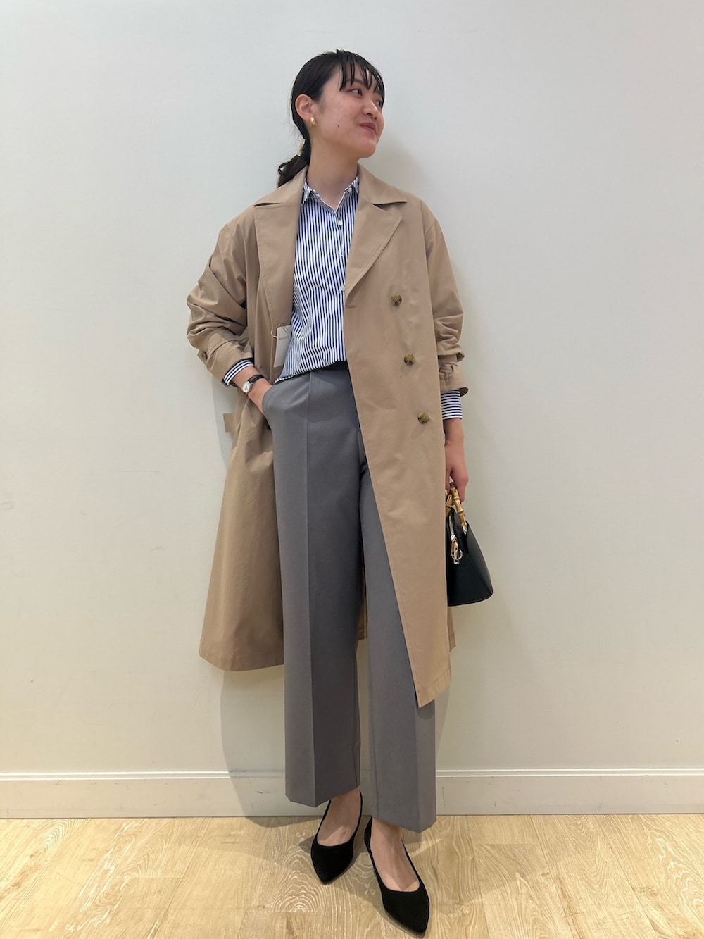 「NOLLEY'S、キレイめ、お仕事コーデ、オンオフ兼用、トレンチコート、ワイドパンツ、ストライプシャツ、きれいめコーディネート、高身長女子、高身長コーデ」｜「NOLLEY’Sの愛され ベーシックシャツ（シャツ/ブラウス、ホワイト系）」を使った、fukudaさん（レディース・170cm）の春コーディネートの2枚目の写真