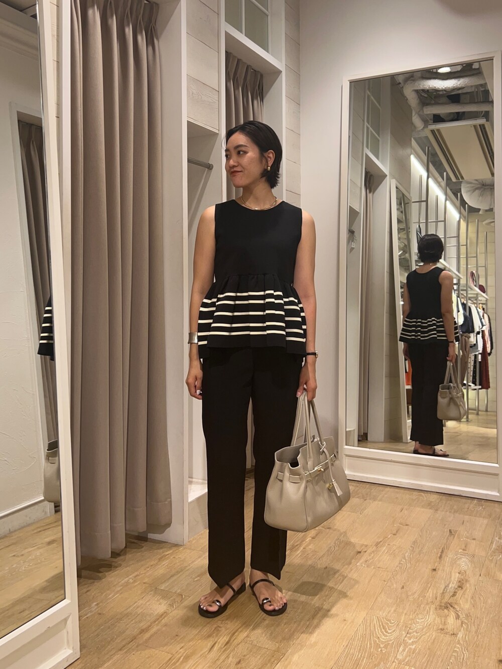 「キレイめ、きれいめ、ペプラム、ぺプラムトップス、ぺプラムニット、フレアパンツ、大人かわいい、ブラックコーデ、オールブラック、高身長女子、高身長コーデ、NOLLEY'S」｜「NOLLEY’Sの《セットアップ対応》ミラノリブペプラムプルオーバーニット（ニット/セーター、ブラック系）」を使った、fukudaさん（レディース・170cm）の夏コーディネートの4枚目の写真