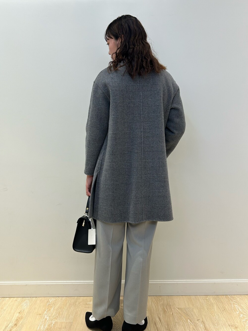 「NOLLEY'S、リバーシブル、ピンクニット、グレー、グレーコーデ、キレイめ、レイヤードスタイル、高身長女子、高身長コーデ」|「NOLLEY’Sのウォッシャブルイージーワイドパンツ(その他パンツ、グレー系)」を使った、fukudaさん(レディース・170cm)の秋コーディネートの3枚目の写真