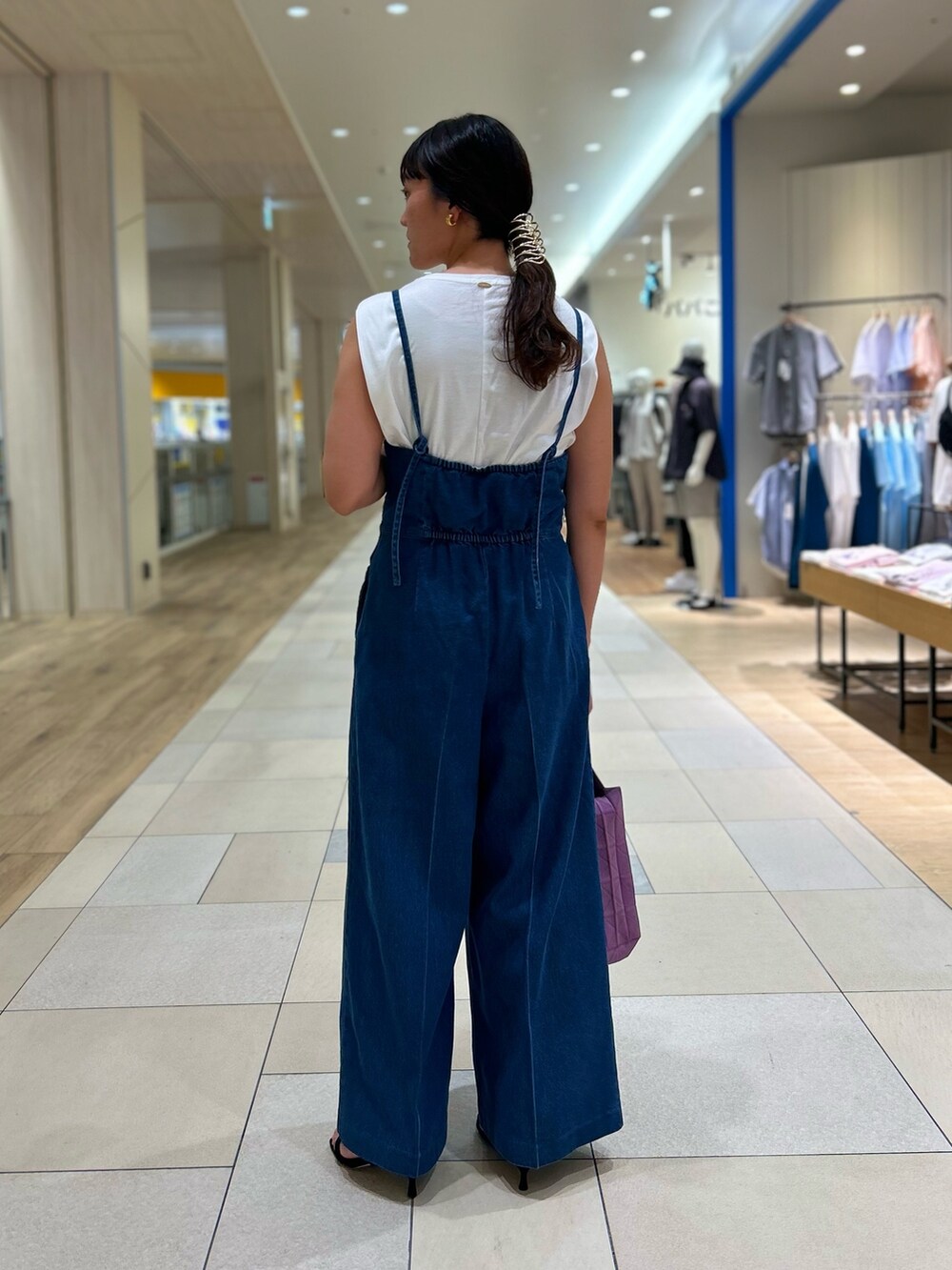 「NOLLEY'S、デニム、デニムコーデ、オールインワン、夏コーデ、きれいめカジュアル、大人かわいい、高身長女子、高身長コーデ」｜「NOLLEY’Sの【amicom/アミコム】ORIGAMI PLEATS M（ショルダーバッグ、パープル系）」を使った、fukudaさん（レディース・170cm）の夏コーディネートの6枚目の写真