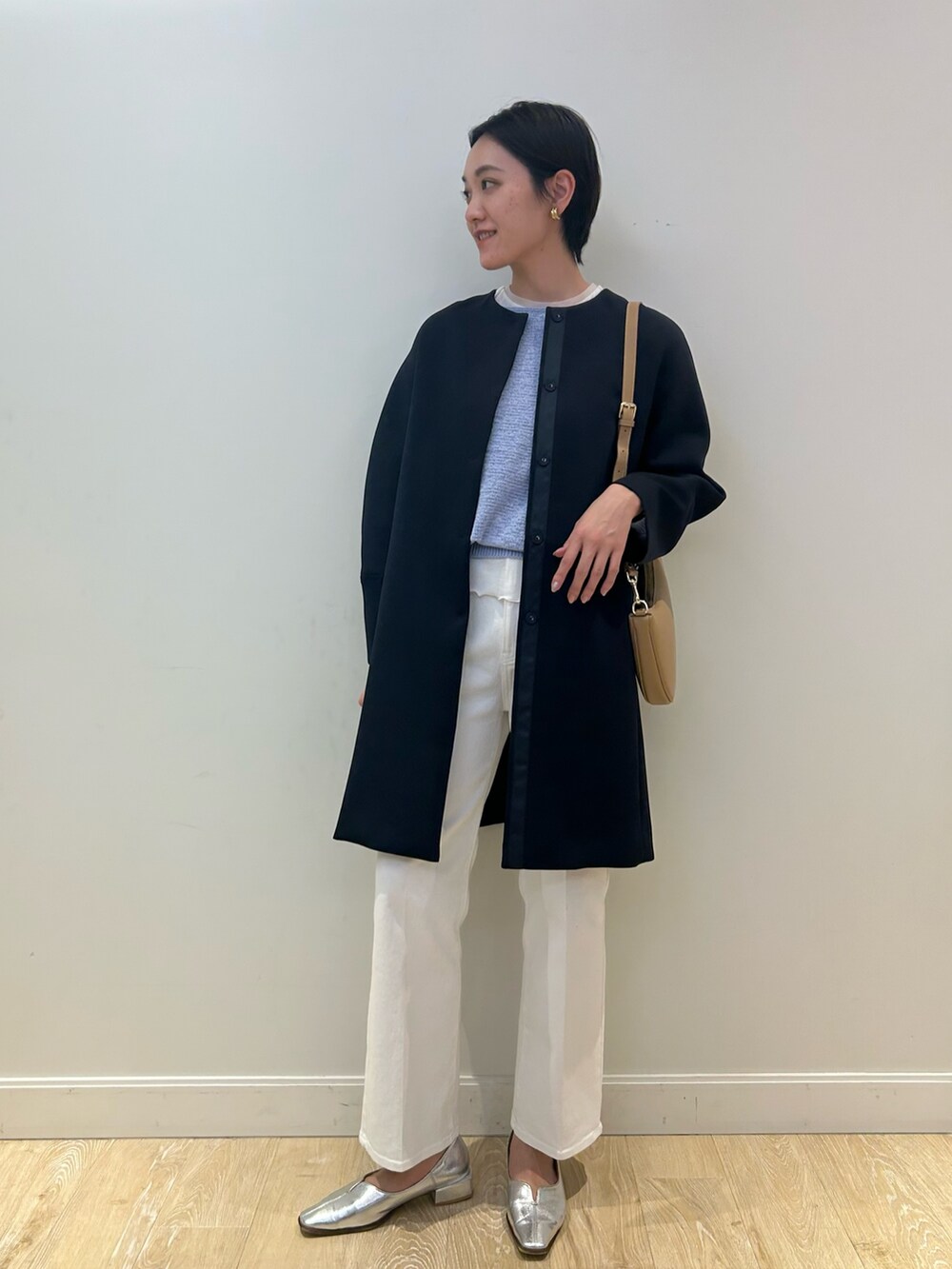 「白デニム、デニム、春ニット、春コート、大人カジュアル、きれいめカジュアル、シアートップス、高身長女子、高身長コーデ、ショートヘア、ブルーニット、ブルー、NOLLEY'S」|「Rie Millerの【RM denim】センタープレスハイウエストデニム(デニムパンツ、ホワイト系)」を使った、fukudaさん(レディース・170cm)の冬コーディネートの5枚目の写真