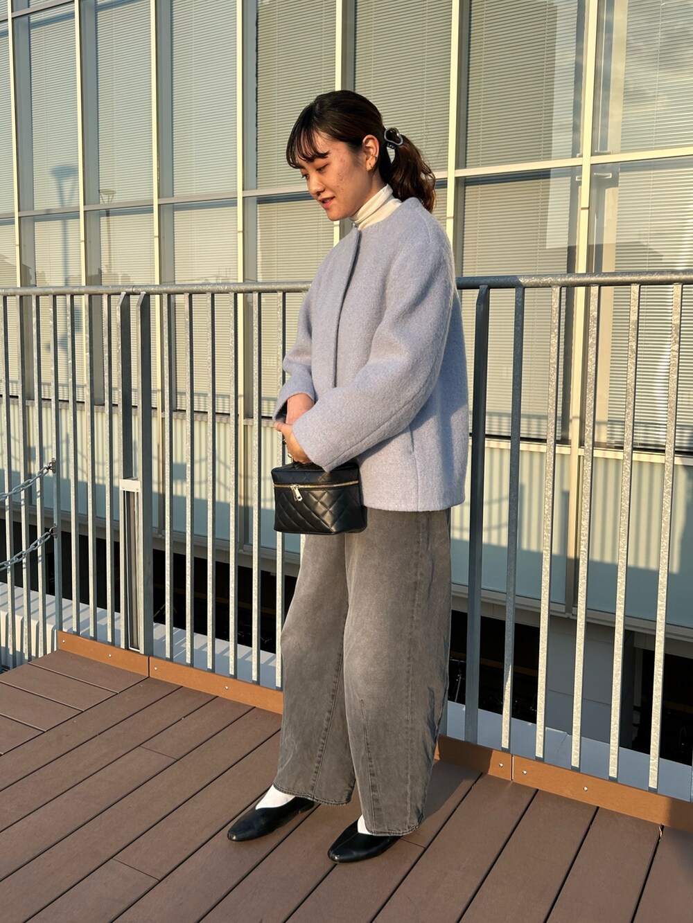 「NOLLEY'S、シャギーコート、ショートコート、ブルーコーデ、デニム、白タートルネック、オトナカワイイ、お出かけコーデ、高身長女子、高身長コーデ」｜「Rie Millerのハイウエストバギーデニム（デニムパンツ、ブラック系）」を使った、fukudaさん（レディース・170cm）の秋コーディネートの3枚目の写真