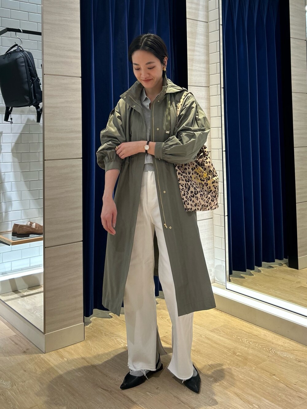 「NOLLEY'S、カーキ、カーキアウター、春コーデ、春アウター、ポロニット、白パンツ、白デニム、フレアデニム、デニム、デニムコーデ、レオパード、大人カジュアル、大人かわいい、高身長女子」｜「NOLLEY’S Sophiの《手洗い可能》ポロ衿プルオーバーニット（ニット/セーター、グレー系）」を使った、fukudaさん（レディース・170cm）の冬コーディネートの2枚目の写真