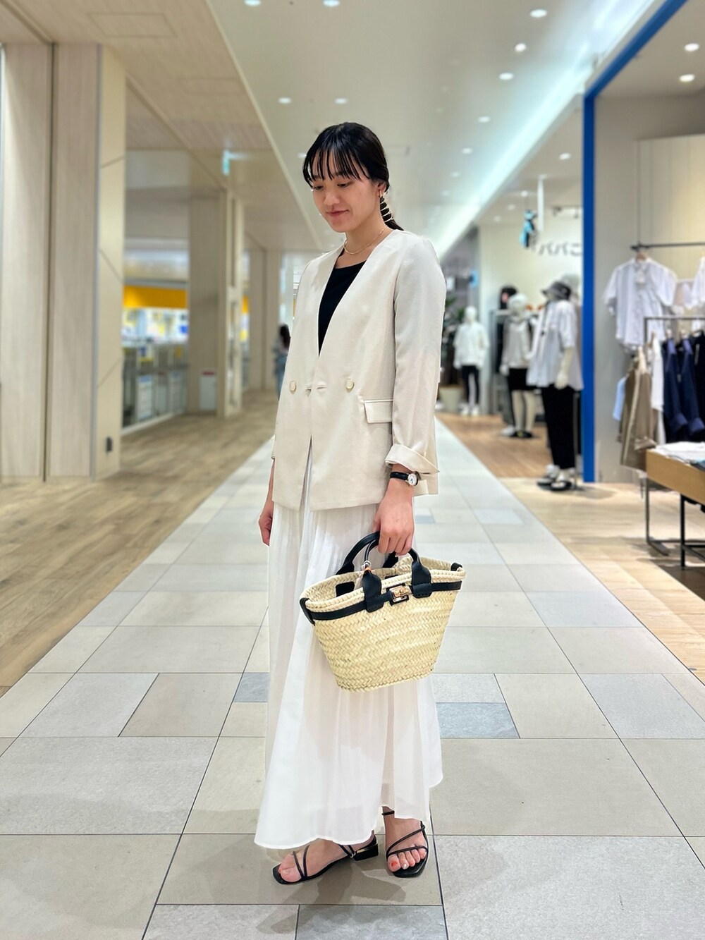 「NOLLEY'S、ジャケット、プリーツスカート、夏コーデ、キレイめ、大人かわいい、オーガンジー、かごバッグ、高身長女子、高身長コーデ」|「NOLLEY’Sの《セットアップ対応》ウォッシャブルドライトロピカルVネックダブルジャケット(ノーカラージャケット、ベージュ系)」を使った、fukudaさん(レディース・170cm)の春コーディネートの3枚目の写真