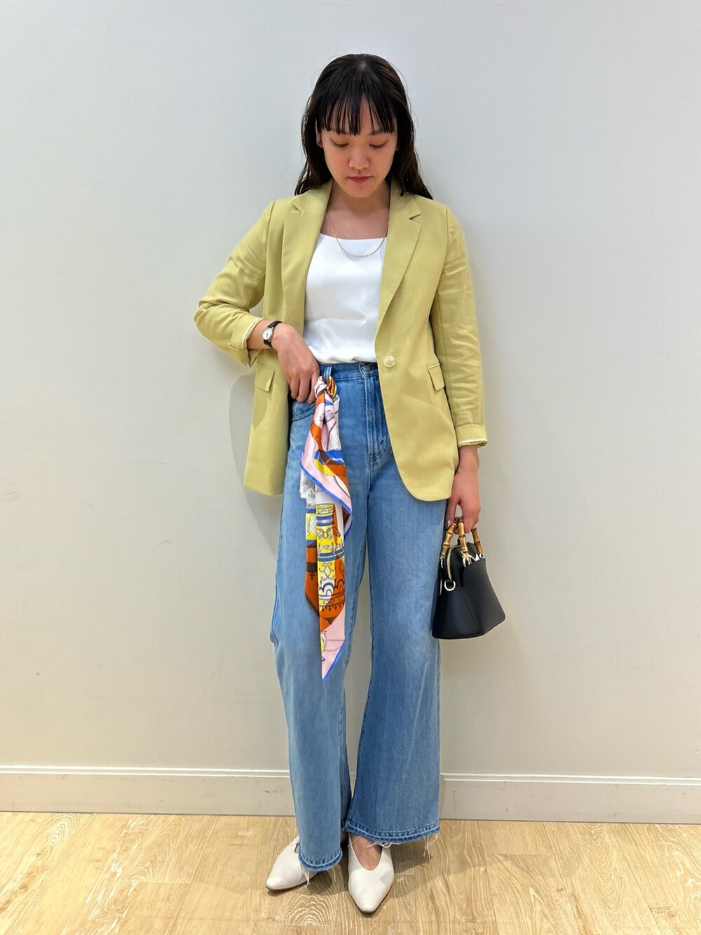 「NOLLEY'S、ジャケット、ジャケットスタイル、デニム、デニムパンツ、キレイめ、きれいめカジュアル、春コーデ、高身長女子、高身長コーデ」｜「Rie Millerのスリットフレアハイウエストデニム（デニムパンツ、ブルー系）」を使った、fukudaさん（レディース・170cm）の春コーディネートの3枚目の写真