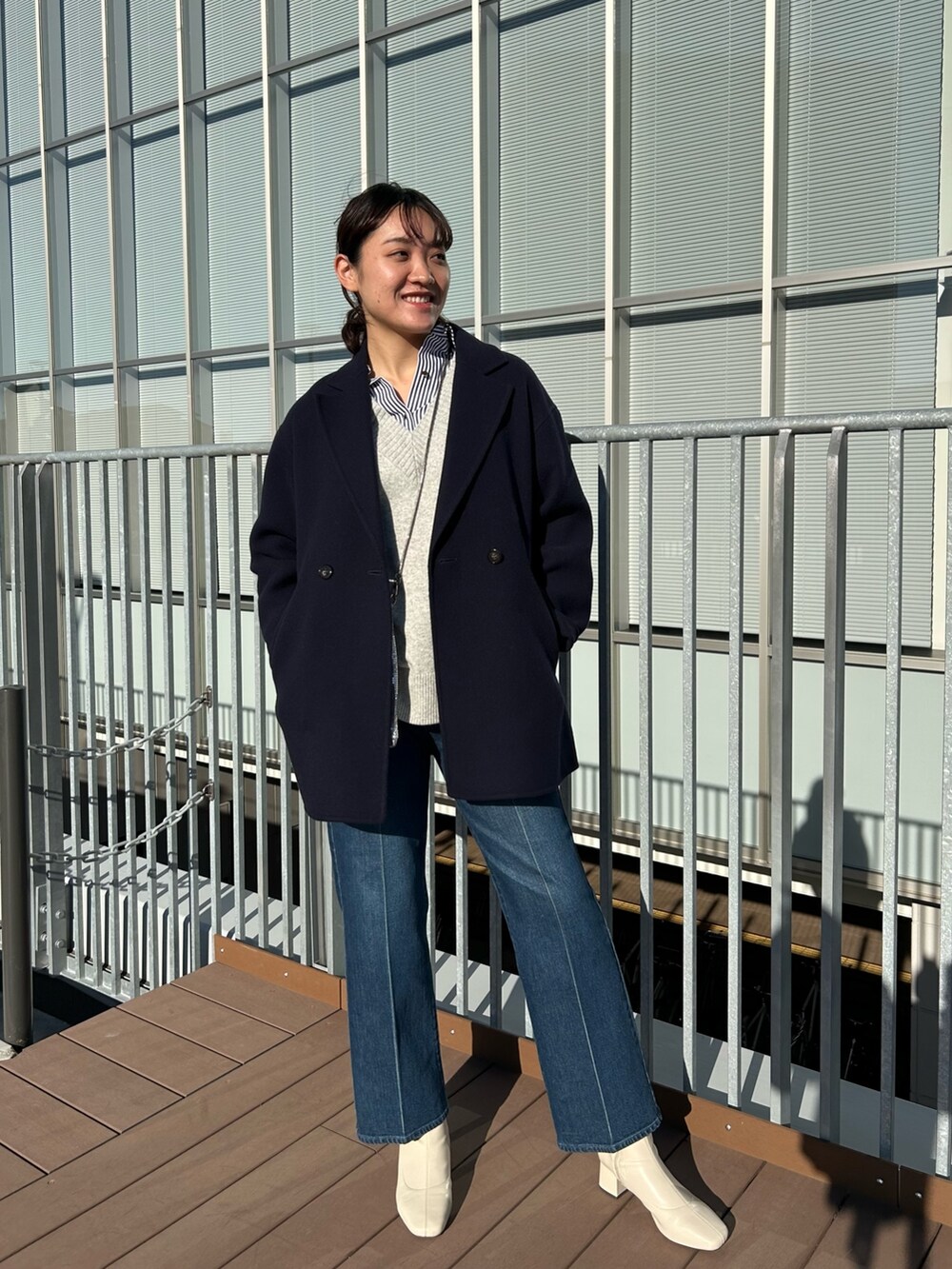 「NOLLEY'S、ミドル丈、ネイビーコート、チュニック、ニット、グレーニット、デニム、ストライプシャツ、大人カジュアル、高身長コーデ、高身長女子」｜「Rie Millerのセンタープレスハイウエストデニム（デニムパンツ、ブルー系）」を使った、fukudaさん（レディース・170cm）の秋コーディネートの6枚目の写真