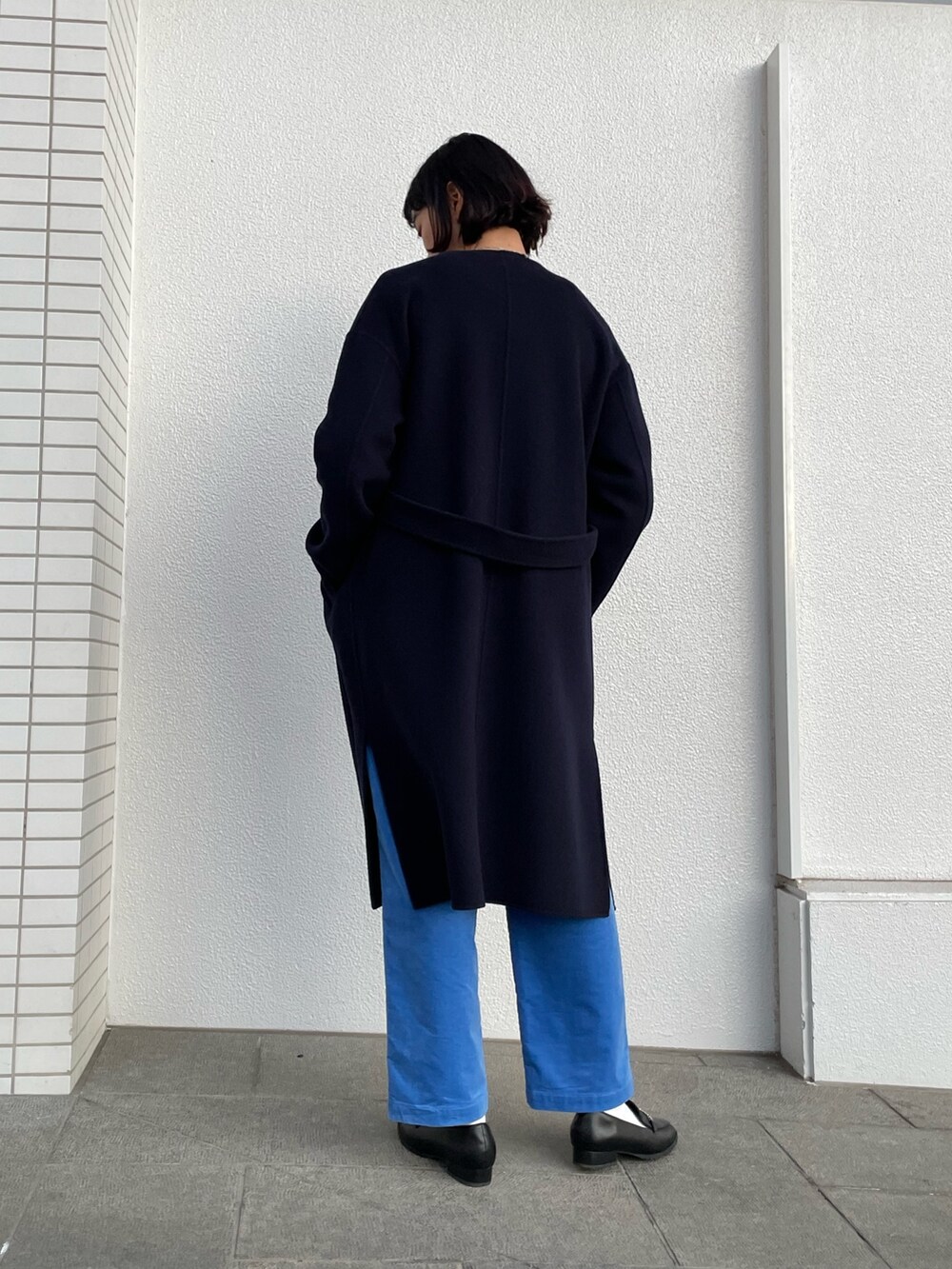 「ノーリーズ、NOLLEY'S、抜き衿、ネイビーニット、ざっくりニット、ロング丈、Vネックニット、コーデュロイパンツ、ブルーパンツ、大人カジュアル、重ね着、ネイビーコート、リバーコート、高身長コーデ、高身長女子」｜「NOLLEY’Sの【WEB限定サイズあり】ライトコーデュロイイージーパンツ（その他パンツ、ブルー系）」を使った、fukudaさん（レディース・170cm）の冬コーディネートの4枚目の写真