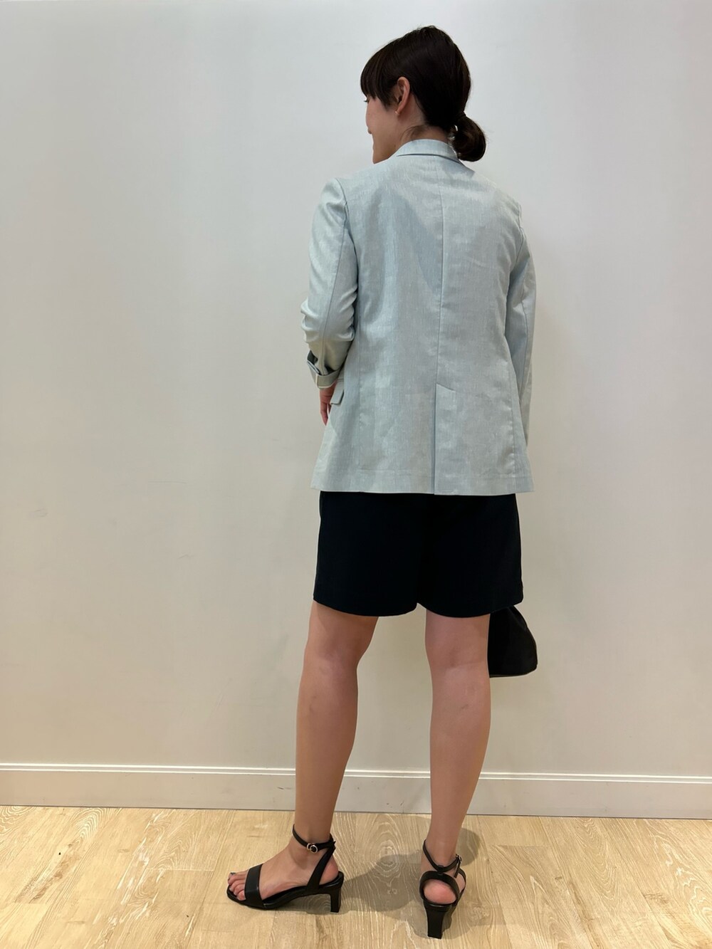 「NOLLEY'S、きれいめコーディネート、ショートパンツ、スカーフ、ジャケット、ジャケットスタイル、春夏コーデ、春コーデ、グリーンジャケット、高身長女子、高身長コーデ」|「NOLLEY’SのライスボールY字2wayネックレス(ネックレス、シルバー系)」を使った、fukudaさん(レディース・170cm)の春コーディネートの5枚目の写真