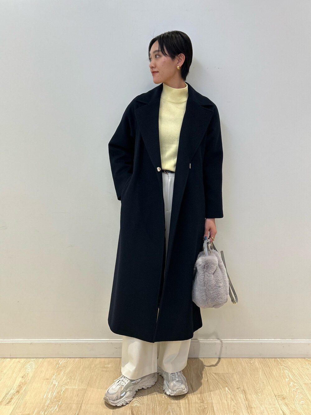 「NOLLEY'S、ネイビー、ロングコート、冬コーデ、冬アウター、ハイネック、ホワイトパンツ、大人カジュアル、イエロー、きれいめカジュアル、高身長女子、高身長コーデ、ショートヘア、ファーバッグ、コート」|「NOLLEY’S Sophiの紡毛ハイネックプルオーバーニット(ニット/セーター、イエロー系)」を使った、fukudaさん(レディース・170cm)の秋コーディネートの3枚目の写真