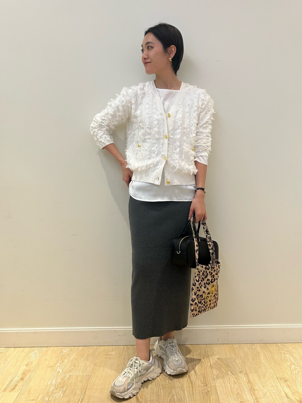 「NOLLEY'S、ジャガード、ジャガードニット、カーディガン、春コーデ、春コート、タイトスカート、ニットスカート、スニーカー、スニーカーコーデ、高身長女子、高身長コーデ、ショートヘア、大人カジュアル」｜「Rie Millerの《手洗い可能》カットジャガード金ボタンカーディガン（カーディガン/ボレロ、ホワイト系）」を使った、fukudaさん（レディース・170cm）の冬コーディネートの2枚目の写真