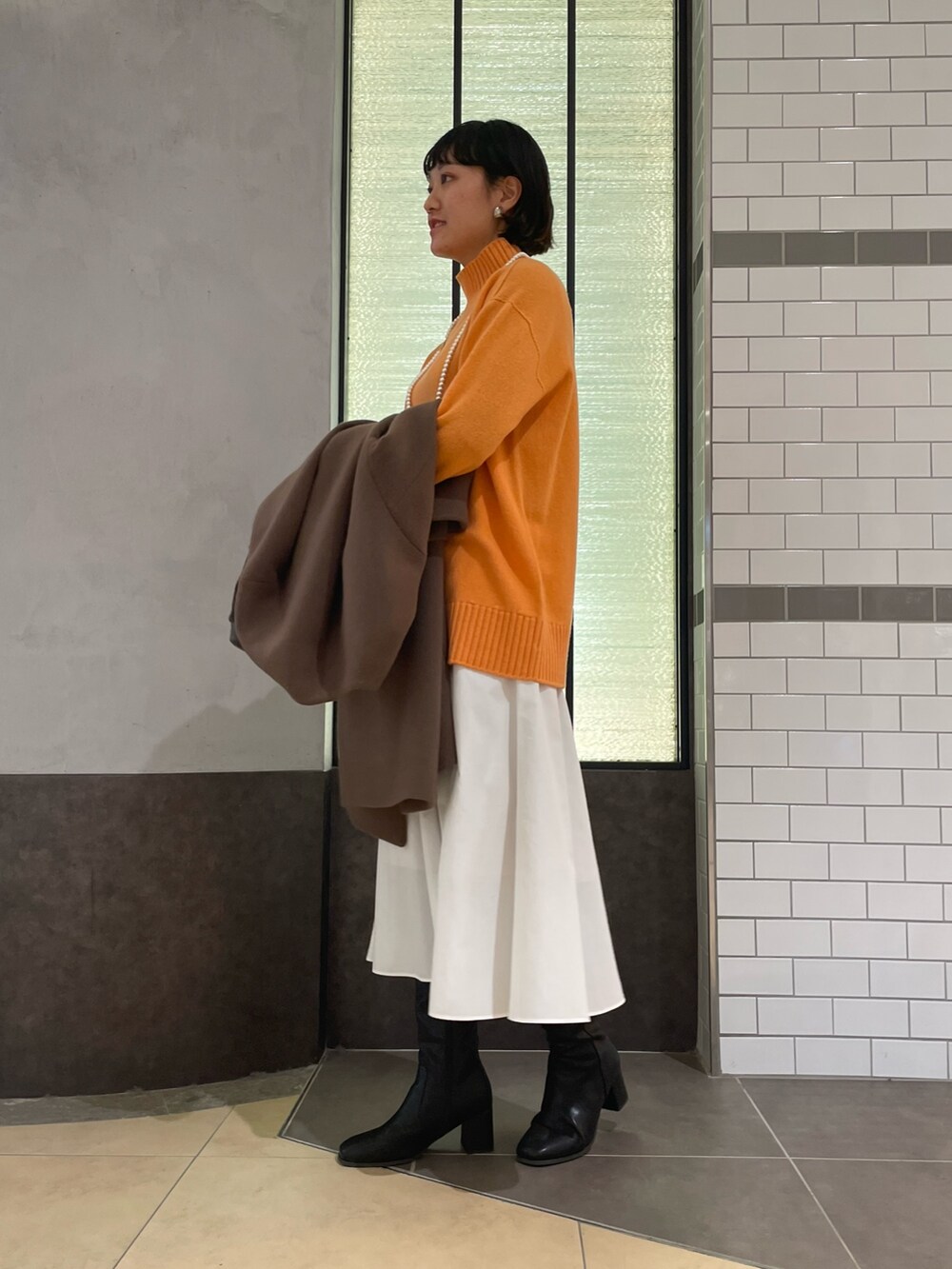 「オレンジニット、冬コーデ、コート、NOLLEY'S、ノーリーズ、ブラウンコート、ウールコート、ロングコート、ハイネックニット、白スカート、ロングブーツ、大人カジュアル」｜「NOLLEY’Sのコットンパールネックレス 100cm（ネックレス、ホワイト系）」を使った、fukudaさん（レディース・170cm）の冬コーディネートの6枚目の写真