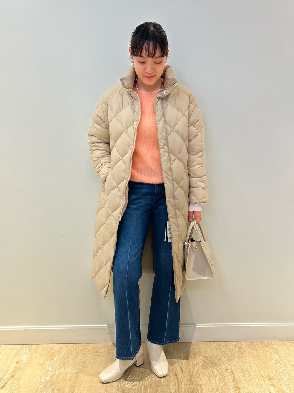 「NOLLEY'S、サーモンピンク、モヘヤニット、TAION、ダウン、デニム、きれいめカジュアル、高身長女子、高身長コーデ」|「Rie Millerのセンタープレスハイウエストデニム(デニムパンツ、ブルー系)」を使った、fukudaさん(レディース・170cm)の冬コーディネートの2枚目の写真
