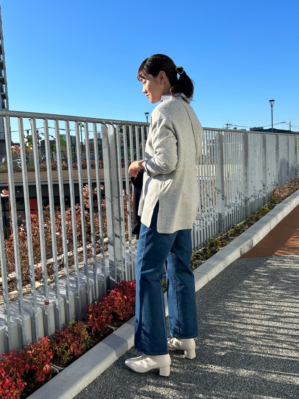 「NOLLEY'S、ミドル丈、ネイビーコート、チュニック、ニット、グレーニット、デニム、ストライプシャツ、大人カジュアル、高身長コーデ、高身長女子」｜「Rie Millerのセンタープレスハイウエストデニム（デニムパンツ、ブルー系）」を使った、fukudaさん（レディース・170cm）の秋コーディネートの2枚目の写真