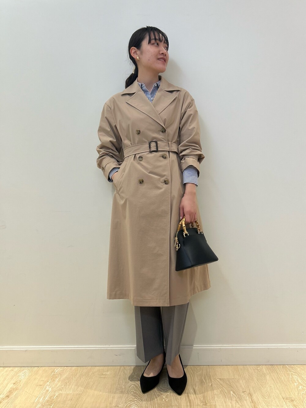 「NOLLEY'S、キレイめ、お仕事コーデ、オンオフ兼用、トレンチコート、ワイドパンツ、ストライプシャツ、きれいめコーディネート、高身長女子、高身長コーデ」｜「NOLLEY’Sの愛され ベーシックシャツ（シャツ/ブラウス、ホワイト系）」を使った、fukudaさん（レディース・170cm）の春コーディネートの5枚目の写真