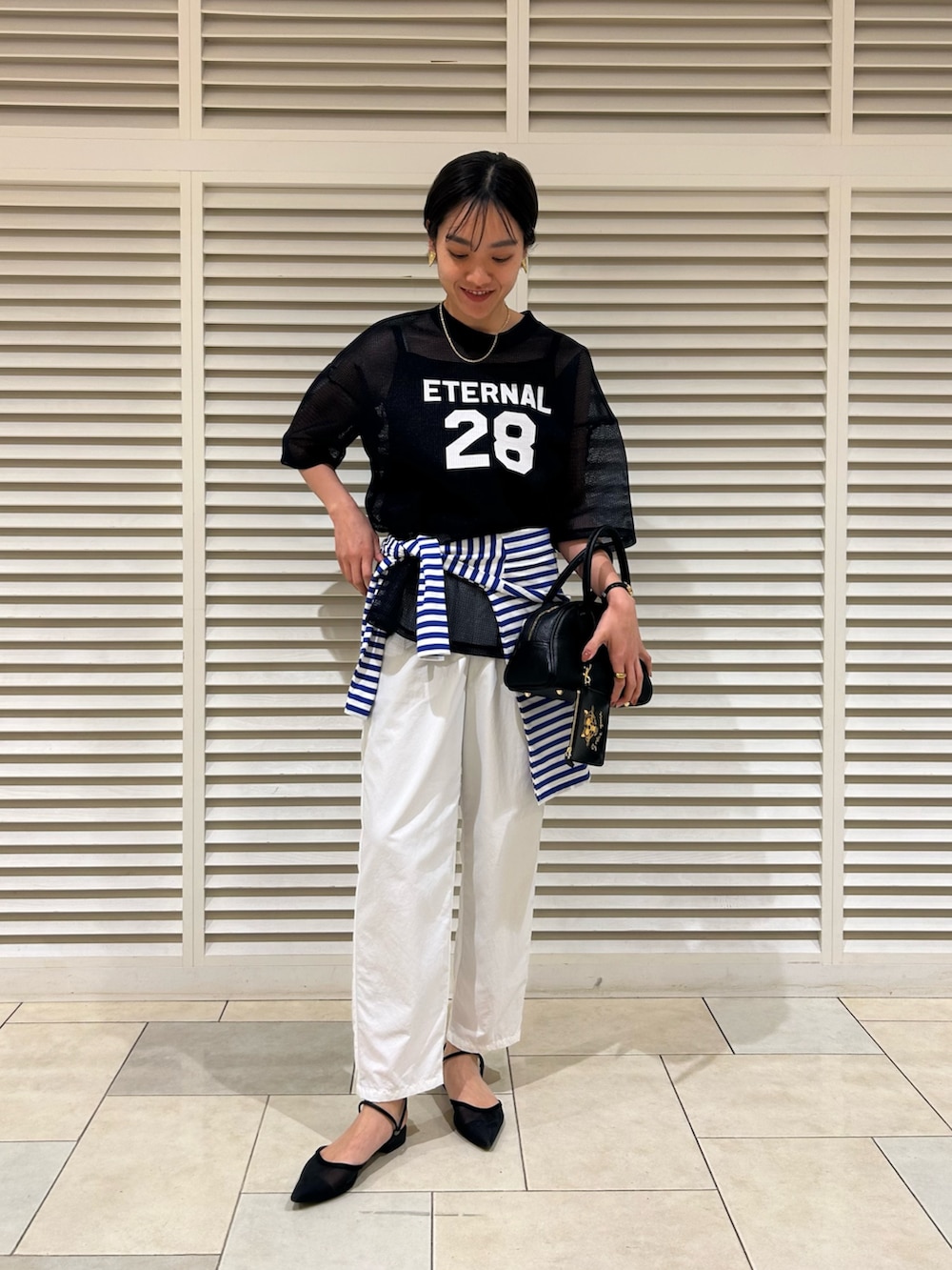 「メッシュ、メッシュトップス、プリントT、白パンツ、夏コーデ、撥水加工、大人カジュアル、カジュアル、高身長女子、高身長コーデ、休日スタイル、ショートヘア」｜「NOLLEY’Sのラウンドボストンバッグ（ボストンバッグ、ブラック系）」を使った、fukudaさん（レディース・170cm）の春コーディネートの2枚目の写真