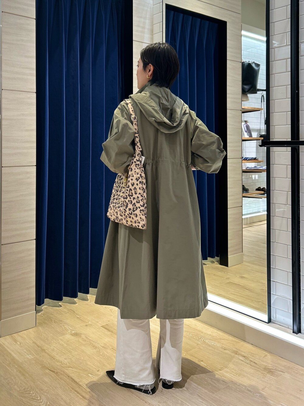 「NOLLEY'S、カーキ、カーキアウター、春コーデ、春アウター、ポロニット、白パンツ、白デニム、フレアデニム、デニム、デニムコーデ、レオパード、大人カジュアル、大人かわいい、高身長女子」｜「NOLLEY’S Sophiの《手洗い可能》ポロ衿プルオーバーニット（ニット/セーター、グレー系）」を使った、fukudaさん（レディース・170cm）の冬コーディネートの7枚目の写真