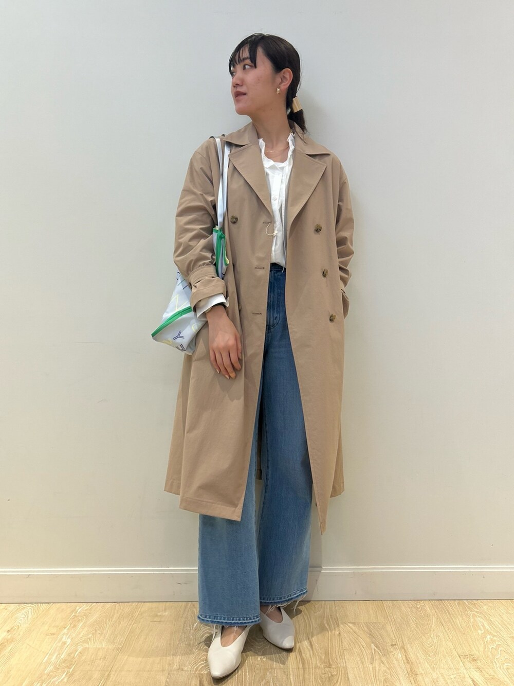 「NOLLEY'S、トレンチコート、春コーデ、きれいめカジュアル、デニム、デニムコーデ、大人カジュアル、大人かわいい、高身長女子、高身長コーデ」｜「NOLLEY’Sの衿フリルシャツ（シャツ/ブラウス、ホワイト系）」を使った、fukudaさん（レディース・170cm）の春コーディネートの2枚目の写真