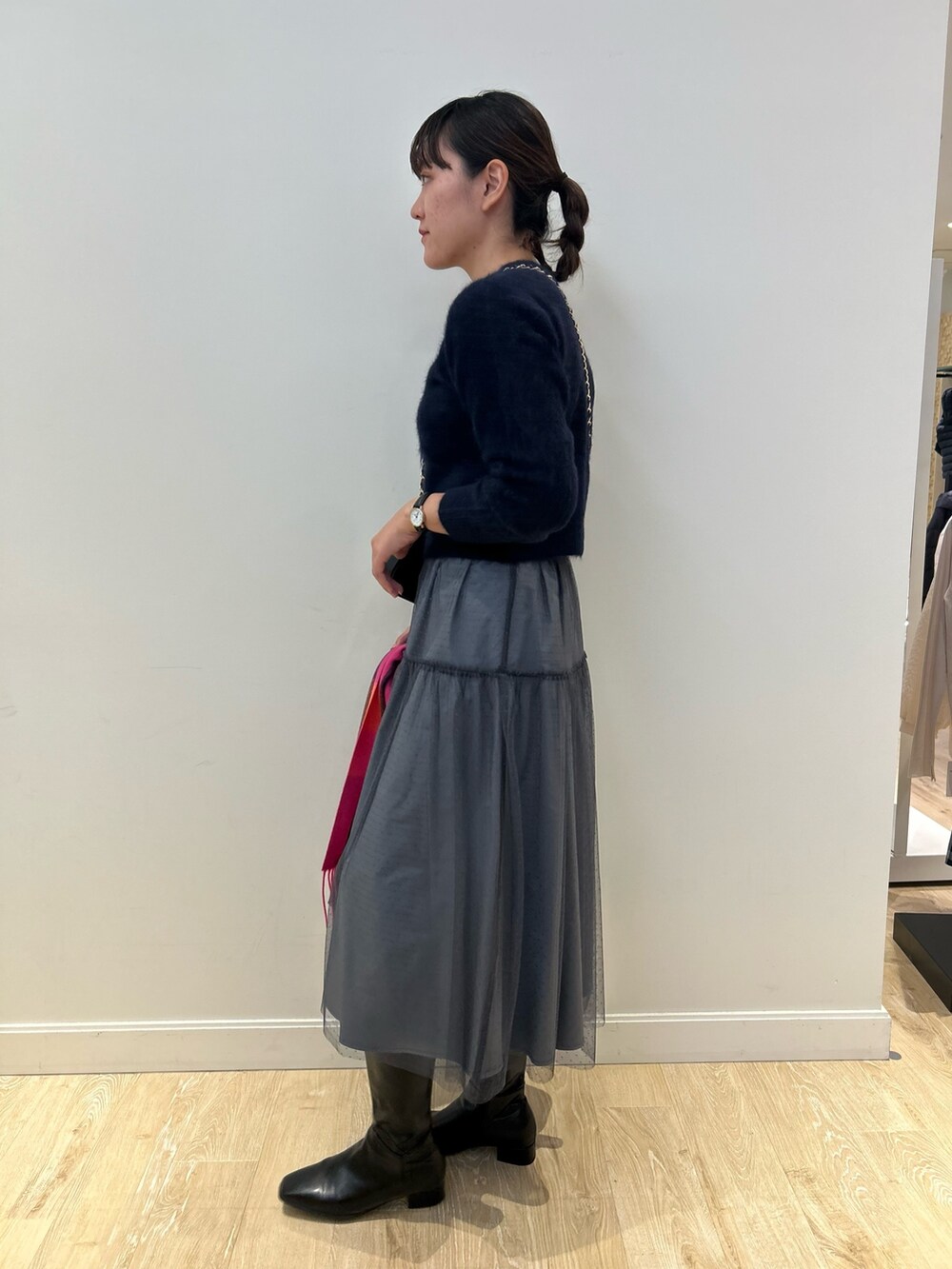 ブルー系のカーディガン/ボレロ、グリーン系のスカート、ピンク系のストール/ショールを着用したレディースの冬コーディネートの3枚目の写真