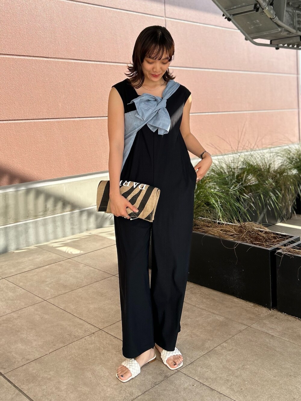 「NOLLEY'S、海コーデ、夏コーデ、オールインワン、たすき掛け、リネンシャツ、ＵＶカット、ストレスフリー、高身長女子、高身長コーデ」｜「NOLLEY’Sの◇【WEB限定】アクティビティシリーズ《高機能素材》UVカットオールインワン（つなぎ/オールインワン、ブラック系）」を使った、fukudaさん（レディース・170cm）の夏コーディネートの2枚目の写真