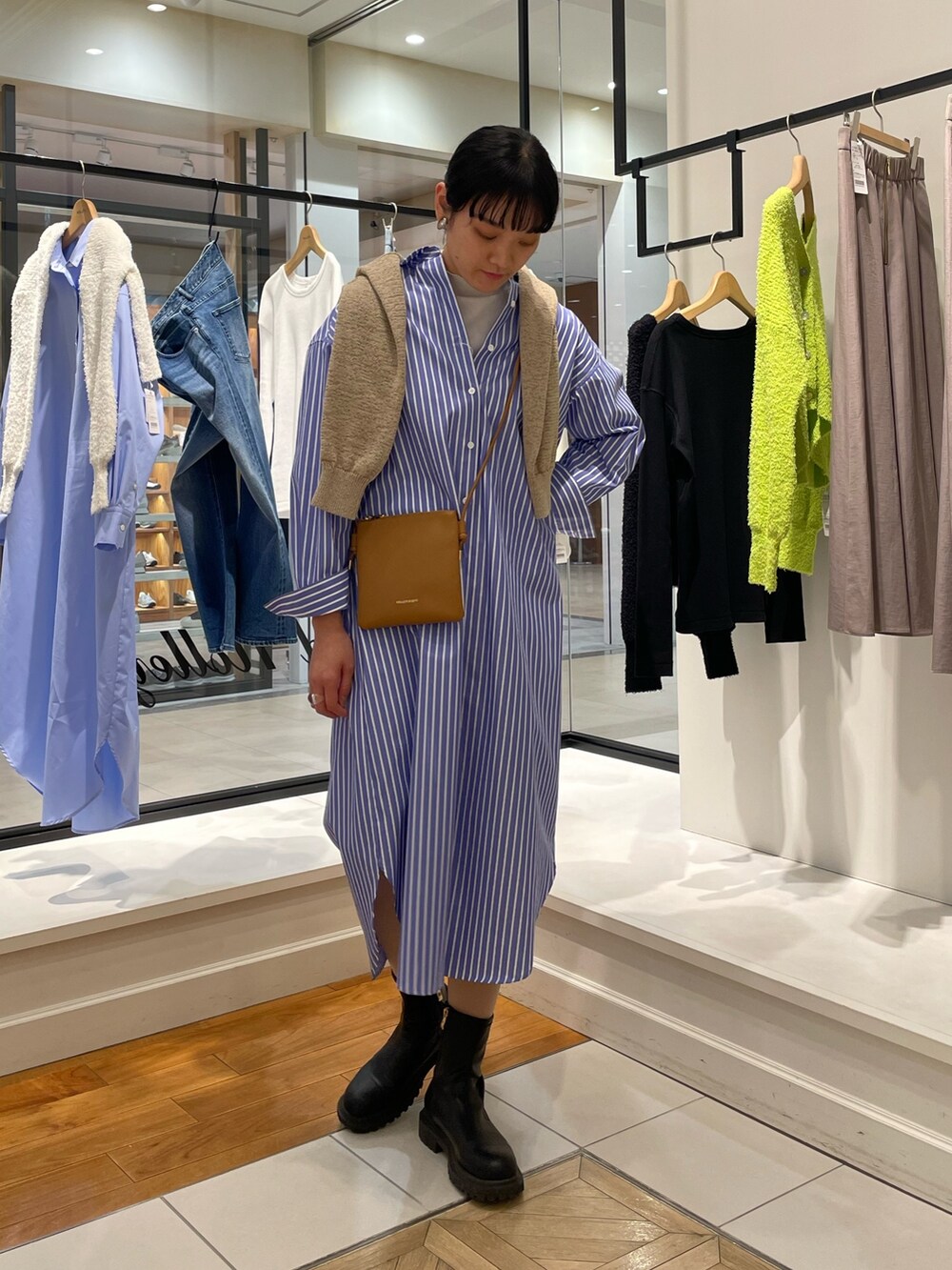 「NOLLEY'S、ノーリーズ、春コーデ、シャツワンピース、シャツワンピ、春ニット、肩かけ、ストライプワンピース、カジュアルコーデ、ブーツ、高身長女子、高身長コーデ」｜「NOLLEY’Sのリブハイネックプルオーバーカットソー（Tシャツ/カットソー、グレー系）」を使った、fukudaさん（レディース・170cm）の冬コーディネートの2枚目の写真