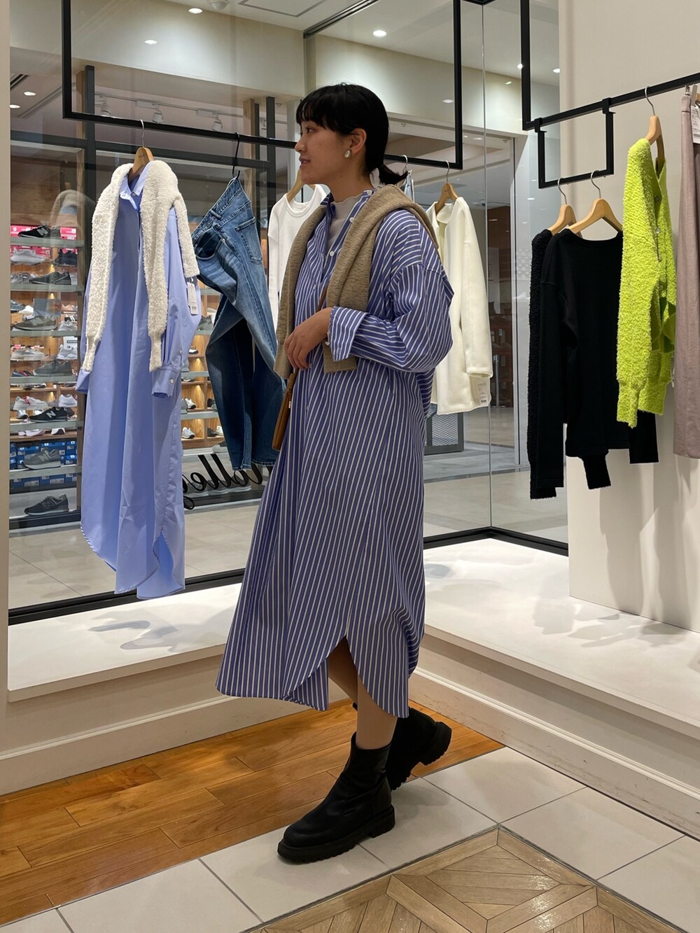「NOLLEY'S、ノーリーズ、春コーデ、シャツワンピース、シャツワンピ、春ニット、肩かけ、ストライプワンピース、カジュアルコーデ、ブーツ、高身長女子、高身長コーデ」｜「NOLLEY’Sのリブハイネックプルオーバーカットソー（Tシャツ/カットソー、グレー系）」を使った、fukudaさん（レディース・170cm）の冬コーディネートの4枚目の写真