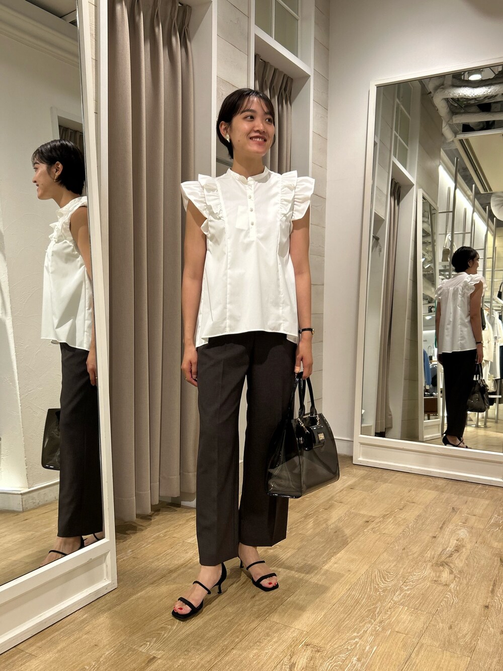 「フリルトップス、フリルブラウス、ワイドパンツ、ブラウン、ブラウンコーデ、PVC、オトナカワイイ、大人かわいい、きれいめ、高身長女子、高身長コーデ、ショートヘア、NOLLEY'S」｜「NOLLEY’SのPVCトート＆ミニバッグチャーム（トートバッグ、ブラック系）」を使った、fukudaさん（レディース・170cm）の夏コーディネートの2枚目の写真