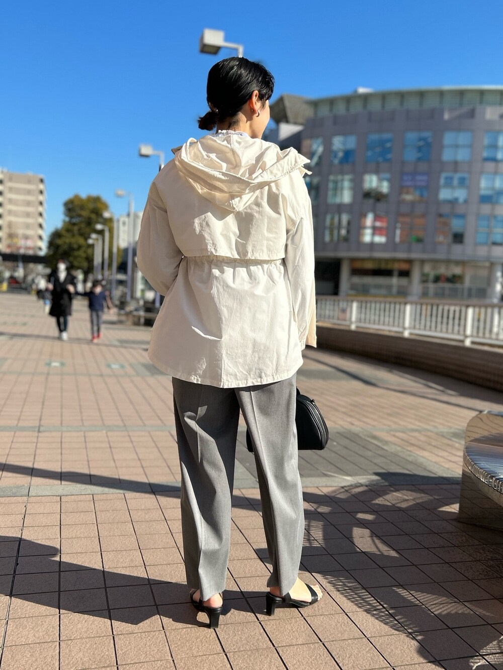 「NOLLEY'S、通勤コーデ、春アウター、重ね着、レイヤードスタイル、マンパ、マウンテンパーカー、キレイめ、ワイドパンツ、高身長女子、高身長コーデ」｜「NOLLEY’Sのレザーボストンバッグ（ボストンバッグ、ブラック系）」を使った、fukudaさん（レディース・170cm）の春コーディネートの5枚目の写真