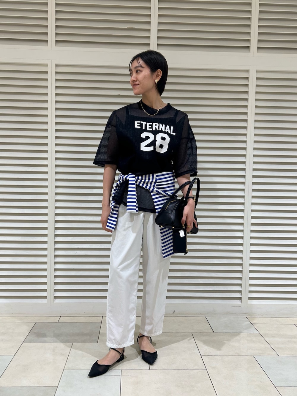 「メッシュ、メッシュトップス、プリントT、白パンツ、夏コーデ、撥水加工、大人カジュアル、カジュアル、高身長女子、高身長コーデ、休日スタイル、ショートヘア」｜「NOLLEY’Sのラウンドボストンバッグ（ボストンバッグ、ブラック系）」を使った、fukudaさん（レディース・170cm）の春コーディネートの3枚目の写真